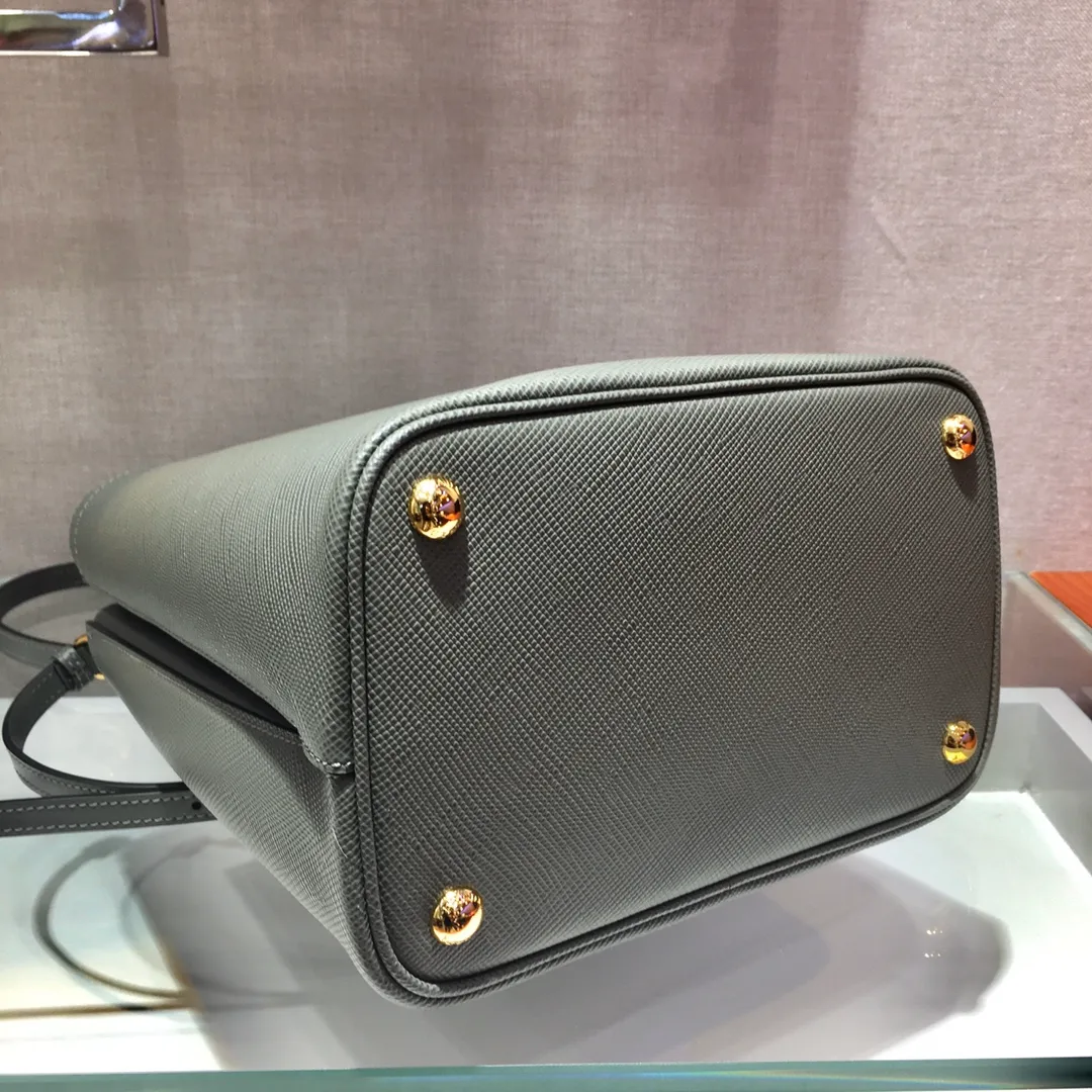 💰1840🔆Best new color👏🏻👏🏻1BA212💋Original item🤙🤙Made of imported Saffiano leather material, removable shoulder strap, leather nameplate and metal logo complement each other. Leather-covered central pocket with magnetic buckle. Saffiano leather triangle logo. Contrast color nappa leather lining. This Double handbag has an elegant style, eye-catching and unique. It is also a popular style🙋🏻🙋🏻Length 22X Height 23X Bottom 13cm