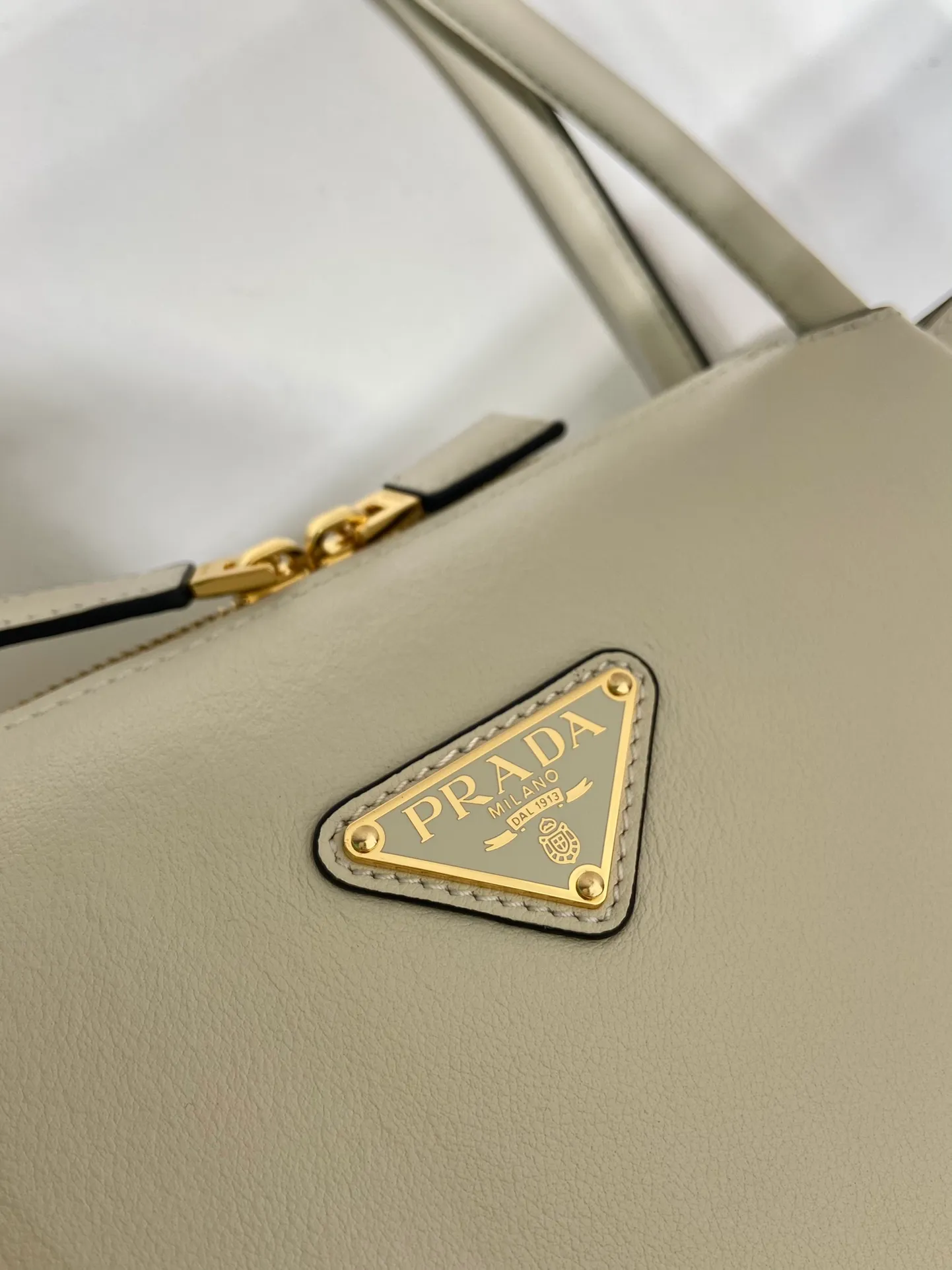 💰1640🎉New product🎉1BA444 shoulder style/new color🎉🎉 This shoulder style is made of oral calfskin, with imported lambskin interior and top-grade hardware. It can be carried by hand or carried on the shoulder. It is equipped with 2 compartments. It has a large capacity, is simple and practical, and has a beautiful upper body effect. Babies. Get it now🎉🎉 Length 28x Height 18x ​​Bottom 11cm🎉🎉🎉👏👏👏