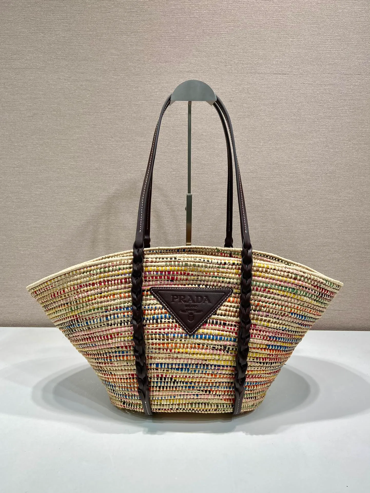 💰1860🎉Hot-selling vegetable basket🎉1BG312 has arrived🎉🎉 This vegetable basket is made of complex hand-woven and cowhide weaving. It can be carried on the shoulder and carried by hand. It has a large capacity and is a must-have in summer. The upper body effect is very nice👍👍Hurry up and get it🎉🎉 Bottom length 24 (bag opening 55) x height 24 x bottom 17cm🎉🎉🎉👏👏👏