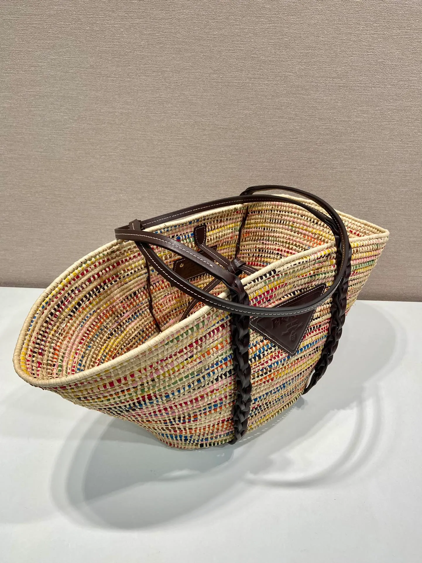 💰1860🎉Hot-selling vegetable basket🎉1BG312 has arrived🎉🎉 This vegetable basket is made of complex hand-woven and cowhide weaving. It can be carried on the shoulder and carried by hand. It has a large capacity and is a must-have in summer. The upper body effect is very nice👍👍Hurry up and get it🎉🎉 Bottom length 24 (bag opening 55) x height 24 x bottom 17cm🎉🎉🎉👏👏👏