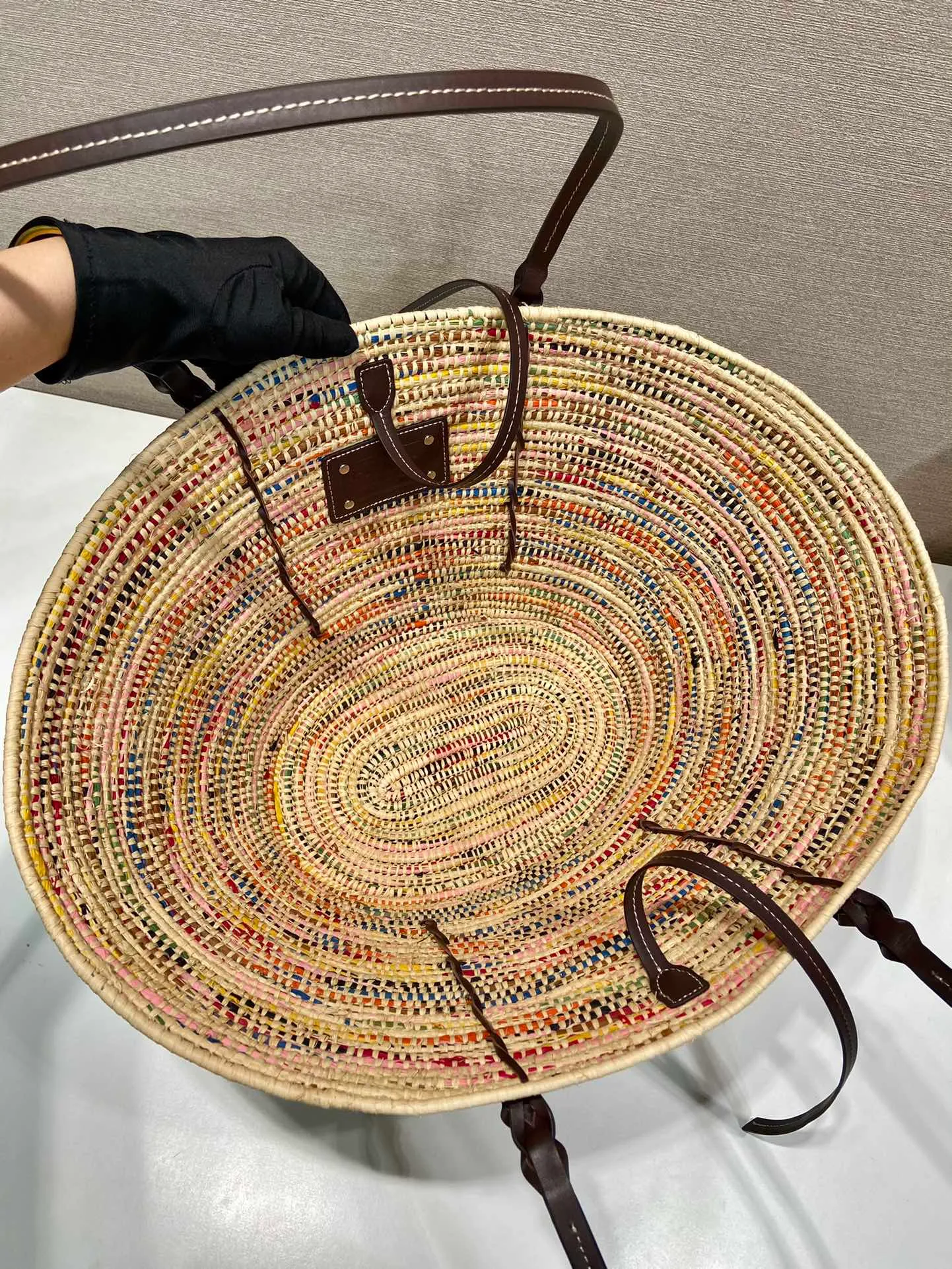 💰1860🎉Hot-selling vegetable basket🎉1BG312 has arrived🎉🎉 This vegetable basket is made of complex hand-woven and cowhide weaving. It can be carried on the shoulder and carried by hand. It has a large capacity and is a must-have in summer. The upper body effect is very nice👍👍Hurry up and get it🎉🎉 Bottom length 24 (bag opening 55) x height 24 x bottom 17cm🎉🎉🎉👏👏👏