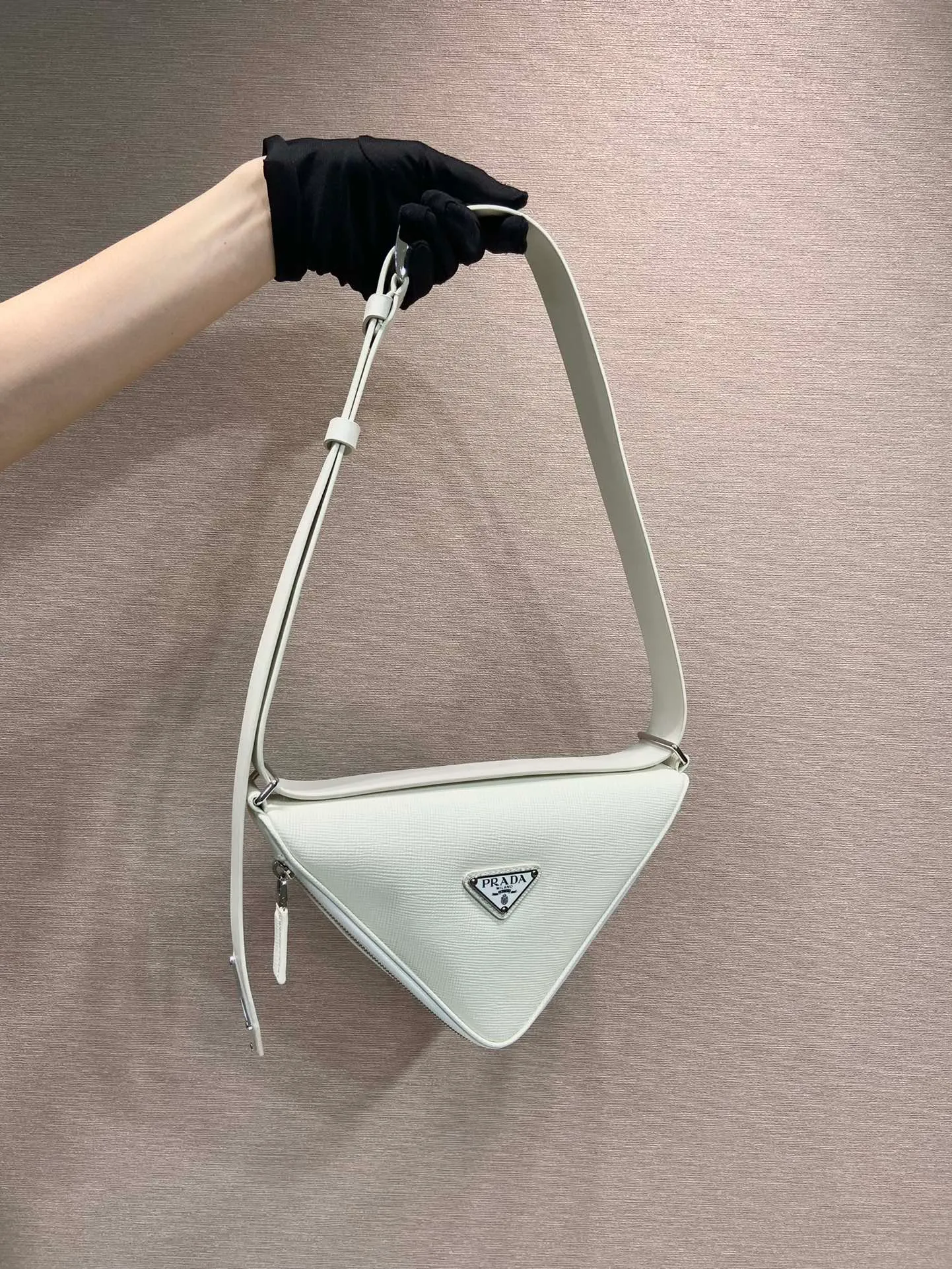 💰1520🎉Belt triangle bag🎉2VL039🎉🎉 This triangle bag is composed of a leather belt, using imported cross-grain cowhide and imported calfskin, showing a distinctive style. What I love most is that after the leather belt is detached, it can be matched with a variety of different clothes. The waist bag can be used as a clutch. Waist bag/crossbody/clutch/shoulder bag. It’s so perfect, hurry up and get it, babies 🎉🎉👏👏 Triangular bag size: length 25x height 14x bottom 9cm Belt size: total length 138cm