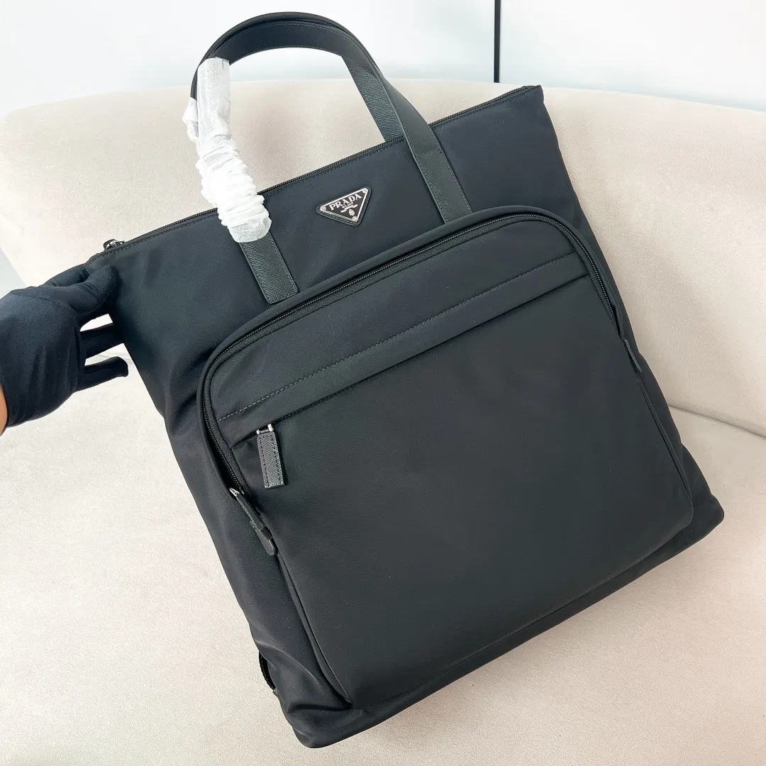 💰1320✨New first release✨ New men's nylon tote bag for autumn and winter 2VG098 Advanced design can be carried by hand or carried on both shoulders Imported parachute fabric + Saffiano cross-grain cowhide Triangular enamel logo on the front Full of fashion Very large capacity There is a separate compartment for notebooks Casual style is more suitable