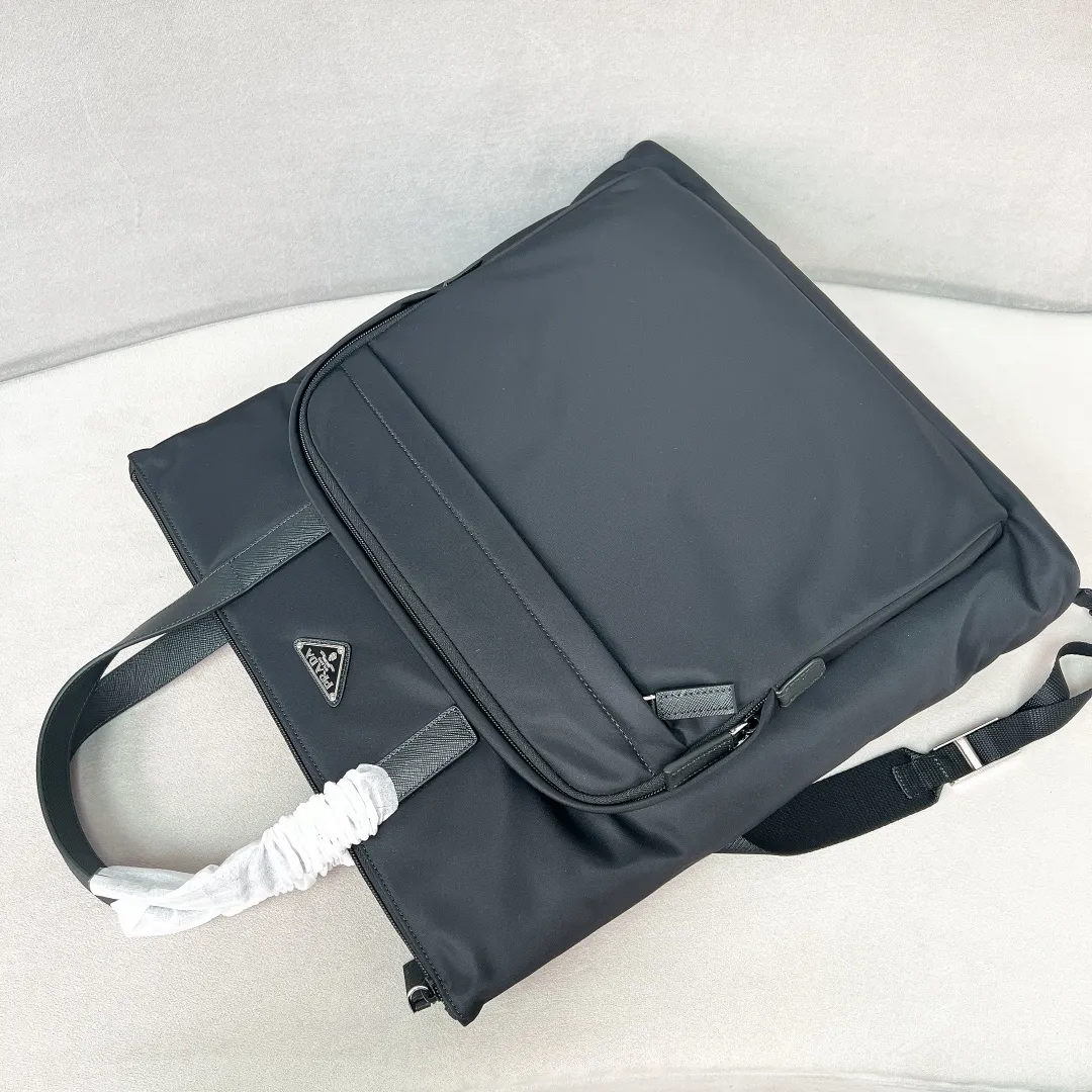💰1320✨New first release✨ New men's nylon tote bag for autumn and winter 2VG098 Advanced design can be carried by hand or carried on both shoulders Imported parachute fabric + Saffiano cross-grain cowhide Triangular enamel logo on the front Full of fashion Very large capacity There is a separate compartment for notebooks Casual style is more suitable