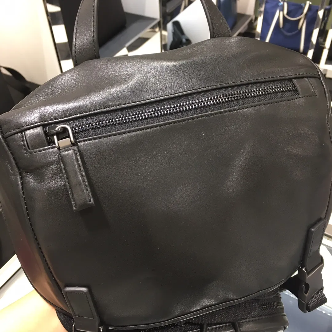 💰2300, the latest backpack 2VZ135.🤙🤙Original item🤙🤙Made of imported calfskin material Internal logo plate and external logo Gunmetal metal accessories Four external zipper pockets: including two front pockets and two side pockets Two inner pockets, including a zipper bag, practical and fashionable, favorite among men😘, 165 OEM code, length 27x height 45x bottom 17cm.🤙🤙🤙💰💰💰