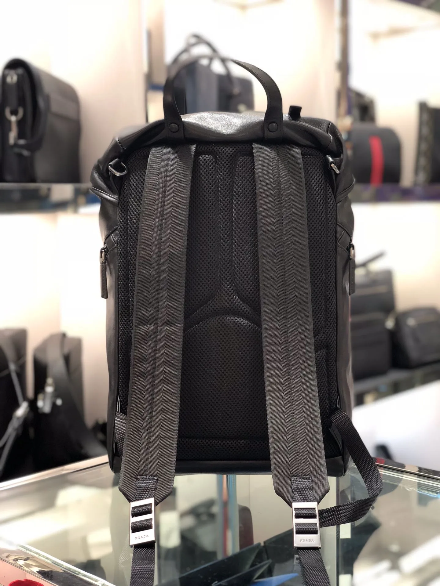 💰2300, the latest backpack 2VZ135.🤙🤙Original item🤙🤙Made of imported calfskin material Internal logo plate and external logo Gunmetal metal accessories Four external zipper pockets: including two front pockets and two side pockets Two inner pockets, including a zipper bag, practical and fashionable, favorite among men😘, 165 OEM code, length 27x height 45x bottom 17cm.🤙🤙🤙💰💰💰