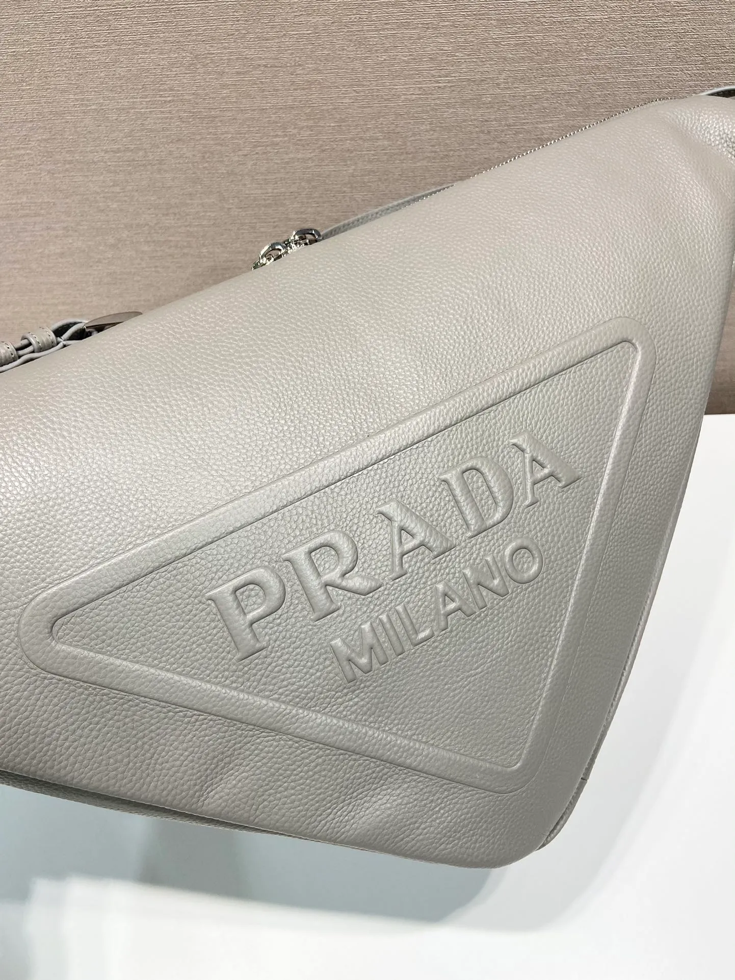 💰1860👏Full leather triangle bag👏2VY007👍👍 The triangle bag that is popular among internet celebrities is here😘. This multifunctional triangle leather crossbody bag is equipped with an adjustable shoulder strap, making it easy to carry it in different ways. The novel bag body design reinterprets the exquisite atmosphere of the same color. The large triangle design can be carried and carried, and it is full of combat power. It is really too towering. The casual style adds a great sense of youth! It’s perfect, very fashionable on the street👏👏 Bag opening length 60cm/bottom length 22.5x height 31x bottom width 28cm👏👏👏