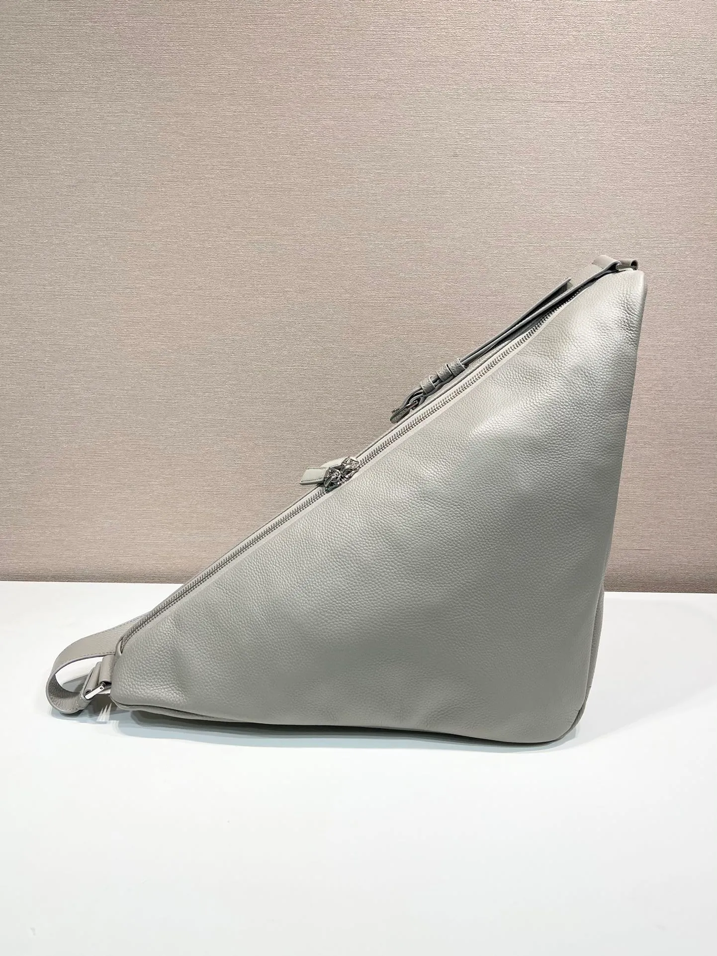 💰1860👏Full leather triangle bag👏2VY007👍👍 The triangle bag that is popular among internet celebrities is here😘. This multifunctional triangle leather crossbody bag is equipped with an adjustable shoulder strap, making it easy to carry it in different ways. The novel bag body design reinterprets the exquisite atmosphere of the same color. The large triangle design can be carried and carried, and it is full of combat power. It is really too towering. The casual style adds a great sense of youth! It’s perfect, very fashionable on the street👏👏 Bag opening length 60cm/bottom length 22.5x height 31x bottom width 28cm👏👏👏