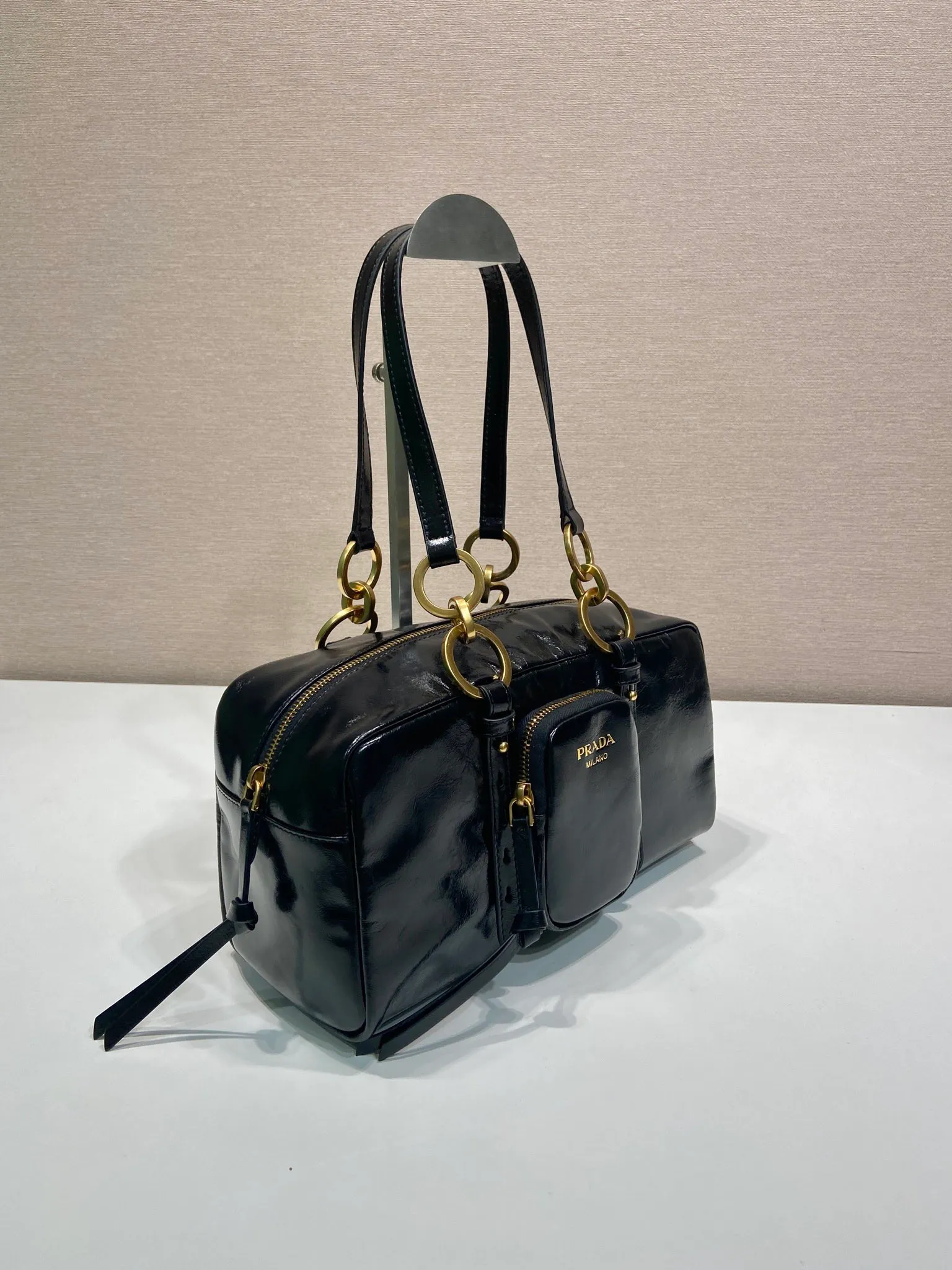 💰1700🎉New oil wax leather🎉1BB138 large🎉🎉 This shoulder bag is reinterpreted with soft oil wax leather design, retro metal hardware and zipper pockets with archive elements, highlighting the retro charm. It can be carried on the shoulder or in the hand, has a large capacity, and the upper body effect is very fashionable and versatile. Another popular style that never goes out of style, beauties 😘 hurry up and get it🎉🎉 Length 30x height 14x base 13.5cm🎉🎉🎉💰💰💰