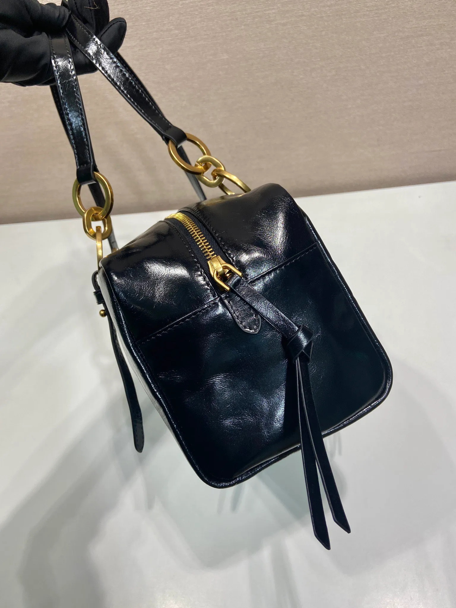 💰1700🎉New oil wax leather🎉1BB138 large🎉🎉 This shoulder bag is reinterpreted with soft oil wax leather design, retro metal hardware and zipper pockets with archive elements, highlighting the retro charm. It can be carried on the shoulder or in the hand, has a large capacity, and the upper body effect is very fashionable and versatile. Another popular style that never goes out of style, beauties 😘 hurry up and get it🎉🎉 Length 30x height 14x base 13.5cm🎉🎉🎉💰💰💰