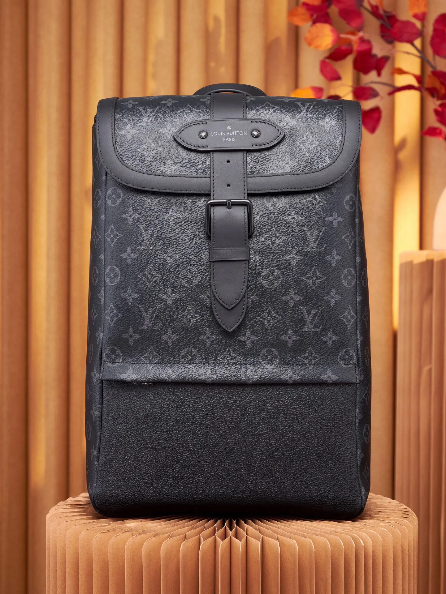 P¥1000👉nfc dynamic chip version👈【Top original pure steel hardware】m45913 The new saumur backpack is a classic item - the equestrian style saumur handbag born in 1986, giving it a modern temperament. Understated monogram eclipse canvas is paired with leather details inspired by the brand's heritage, including buckled shoulder straps with hidden magnetic closures. Equipped with a spacious main compartment and a unique notebook pocket, it is versatile and a perfect companion for daily travel. Dimensions: 27.0 x 42.0 x 13.0 cm (length x height x width)
