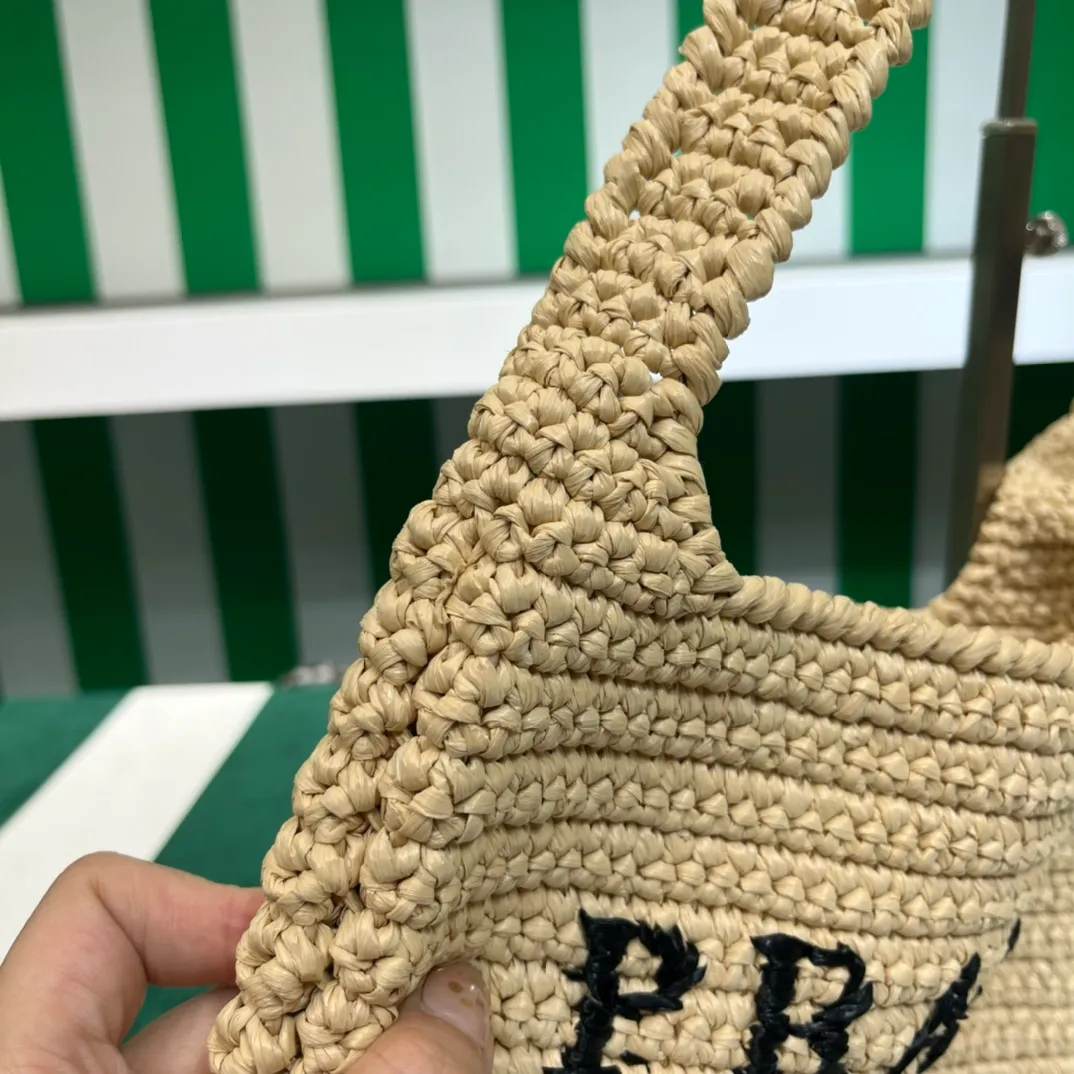 💰1160๑ Apricot ๑ 🌴Exclusive new product [Proud] Pradα new raffia straw tote crossbody bag! Full of artistic flavor ~ The raffia weaving is very solid and has super texture. ♡ It can be worn with personal clothes every day. The natural style design seems to be able to breathe💭 If you like the baby, please quickly add it to the harem. Carry this exclusive style that will not go out of style for several years🌱1BC184 Size / 29×26
