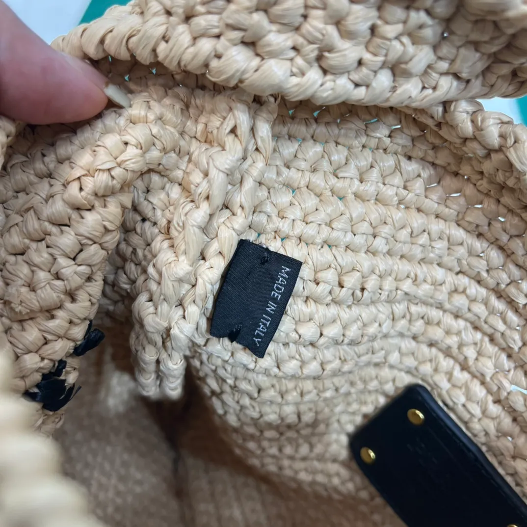 💰1160๑ Apricot ๑ 🌴Exclusive new product [Proud] Pradα new raffia straw tote crossbody bag! Full of artistic flavor ~ The raffia weaving is very solid and has super texture. ♡ It can be worn with personal clothes every day. The natural style design seems to be able to breathe💭 If you like the baby, please quickly add it to the harem. Carry this exclusive style that will not go out of style for several years🌱1BC184 Size / 29×26