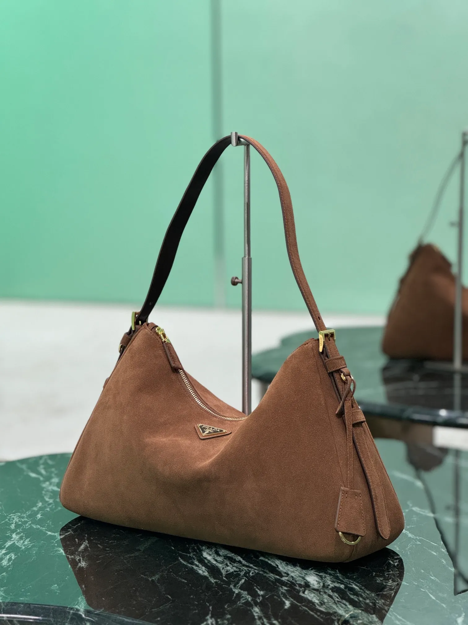 💰1560🌟Suede Leather Handbag The design of the new shoulder bag is inspired by the exploration of the Hobo silhouette. It has soft lines, a modern feel, and suede calfskin. The leather is soft, super versatile, and can be carried in many ways. The gentle leather outline combines with the large capacity and ample space. It is equipped with a zipper bag and a slip pocket, and is embellished with metal hardware accessories. The upper body effect is very fashionable and grand. Dimensions: length 39x height 24x bottom 11.5cm. Style number: 1BC228