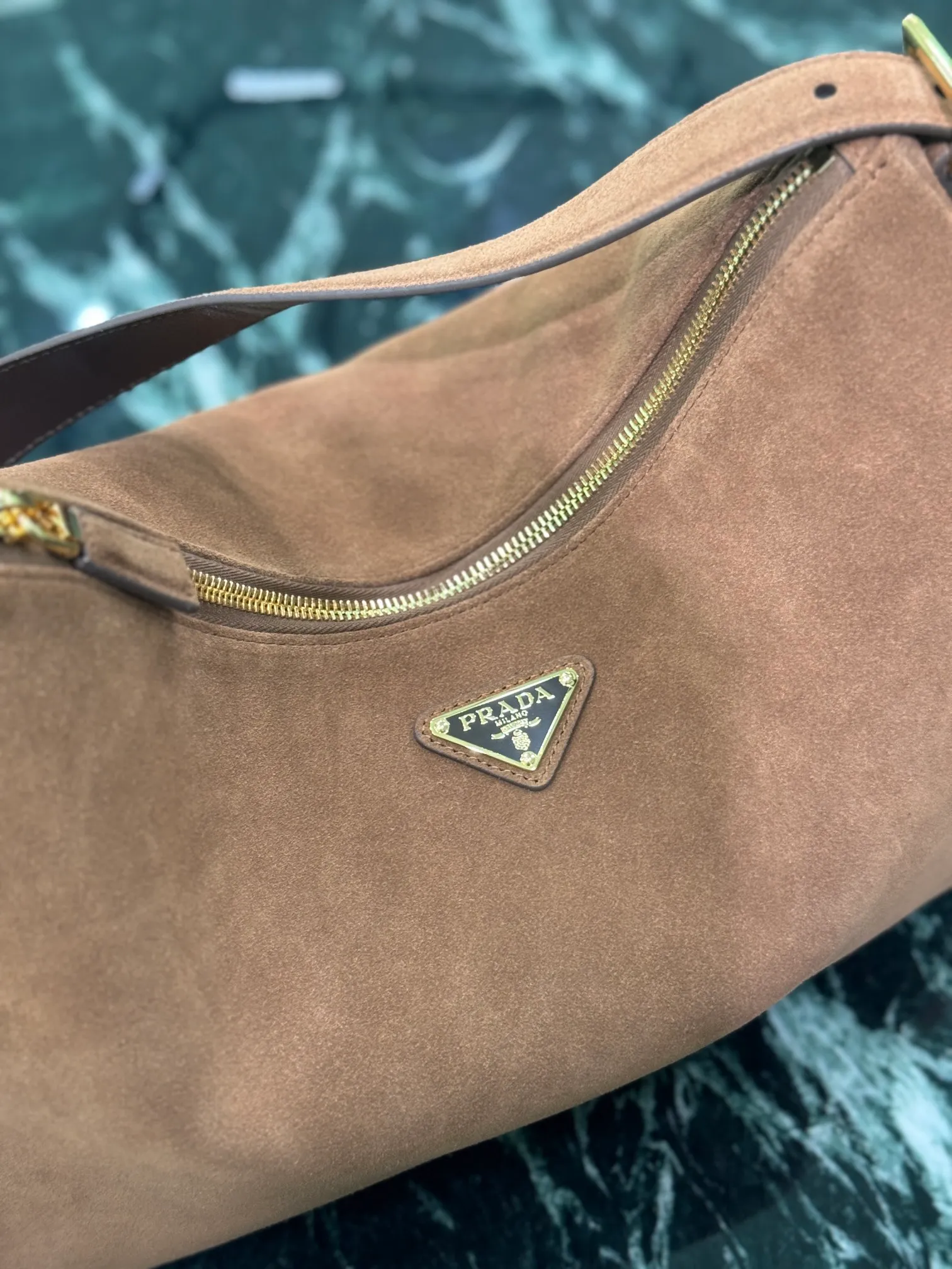 💰1560🌟Suede Leather Handbag The design of the new shoulder bag is inspired by the exploration of the Hobo silhouette. It has soft lines, a modern feel, and suede calfskin. The leather is soft, super versatile, and can be carried in many ways. The gentle leather outline combines with the large capacity and ample space. It is equipped with a zipper bag and a slip pocket, and is embellished with metal hardware accessories. The upper body effect is very fashionable and grand. Dimensions: length 39x height 24x bottom 11.5cm. Style number: 1BC228