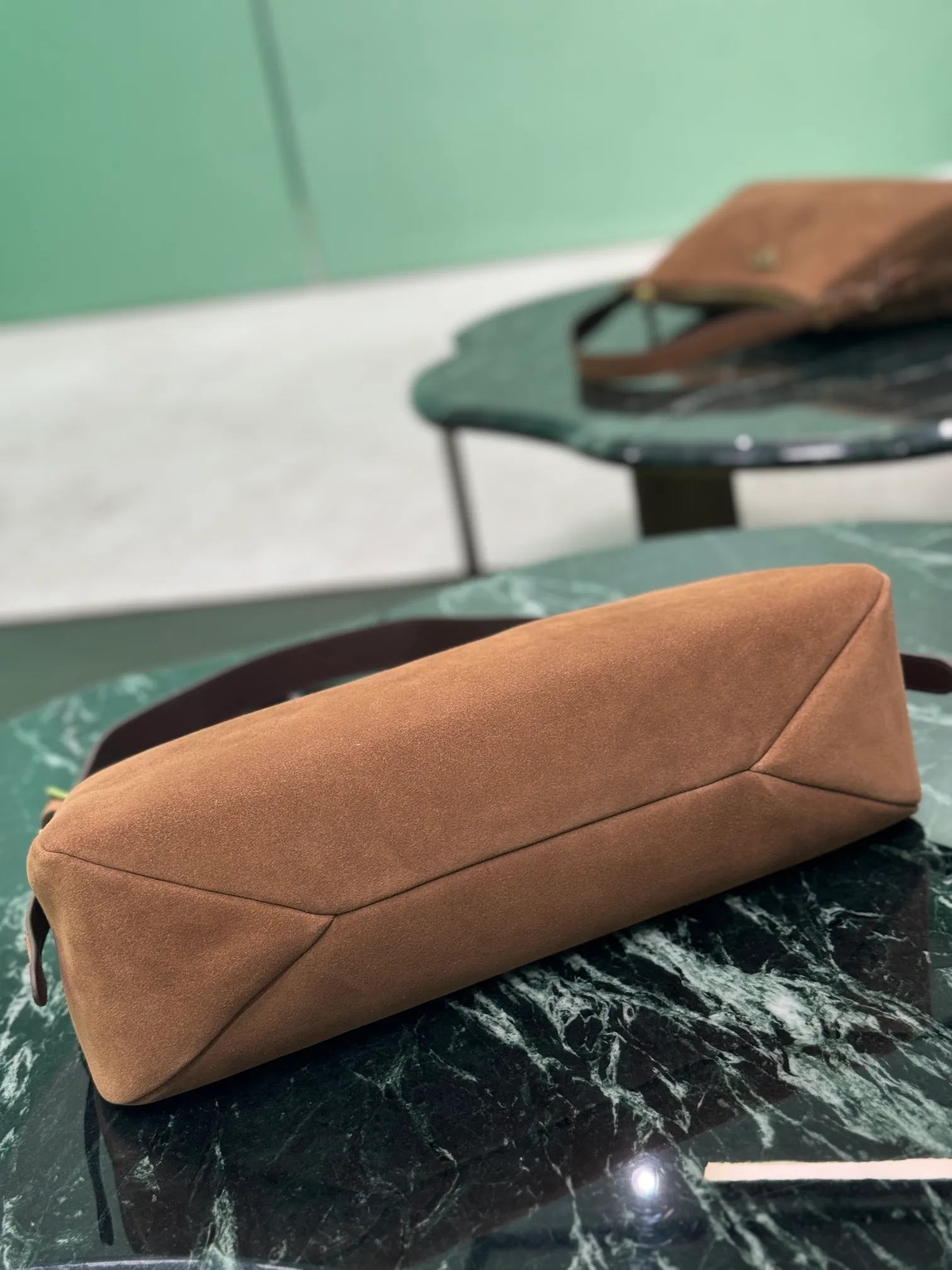 💰1560🌟Suede Leather Handbag The design of the new shoulder bag is inspired by the exploration of the Hobo silhouette. It has soft lines, a modern feel, and suede calfskin. The leather is soft, super versatile, and can be carried in many ways. The gentle leather outline combines with the large capacity and ample space. It is equipped with a zipper bag and a slip pocket, and is embellished with metal hardware accessories. The upper body effect is very fashionable and grand. Dimensions: length 39x height 24x bottom 11.5cm. Style number: 1BC228