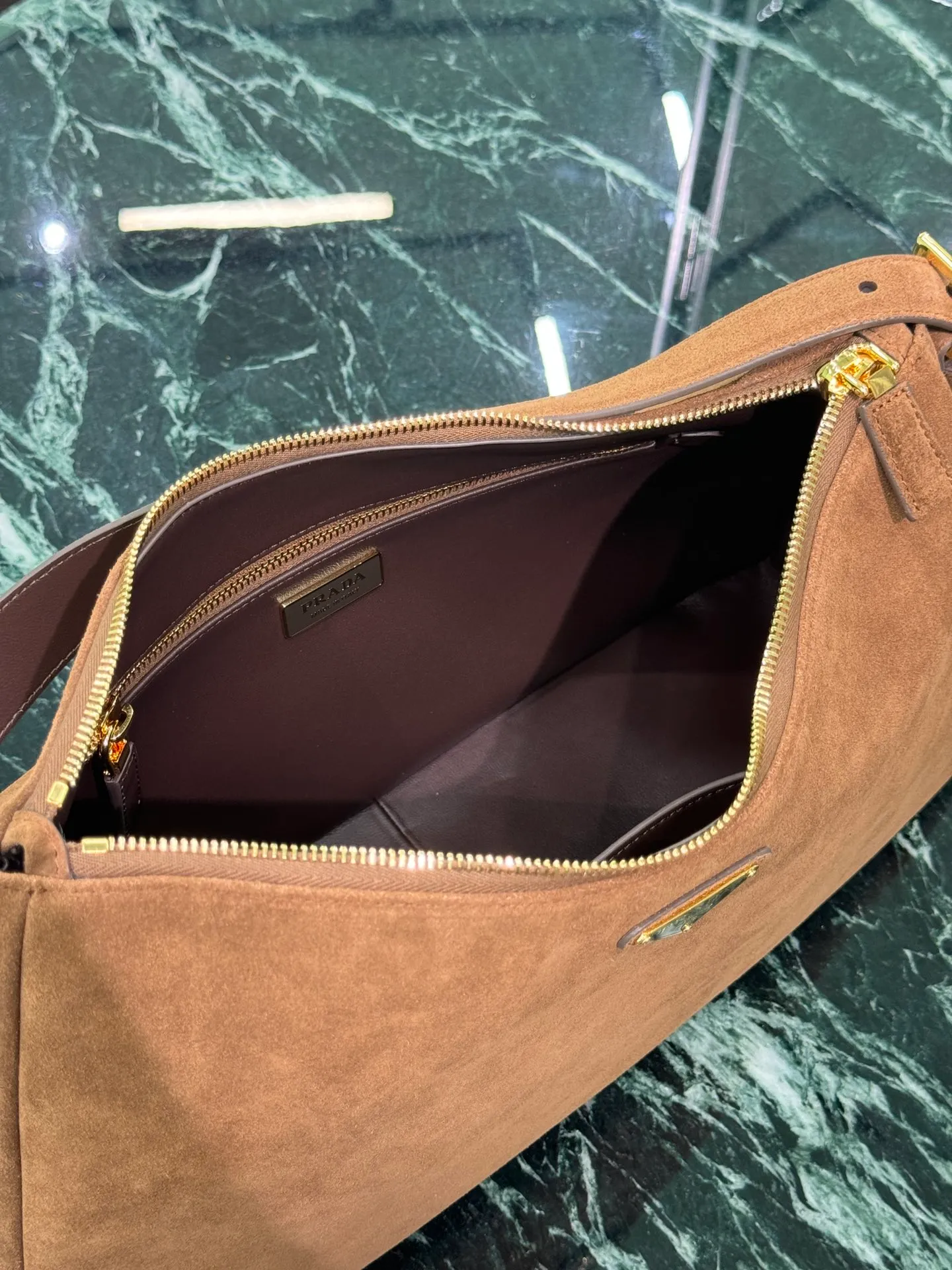 💰1560🌟Suede Leather Handbag The design of the new shoulder bag is inspired by the exploration of the Hobo silhouette. It has soft lines, a modern feel, and suede calfskin. The leather is soft, super versatile, and can be carried in many ways. The gentle leather outline combines with the large capacity and ample space. It is equipped with a zipper bag and a slip pocket, and is embellished with metal hardware accessories. The upper body effect is very fashionable and grand. Dimensions: length 39x height 24x bottom 11.5cm. Style number: 1BC228