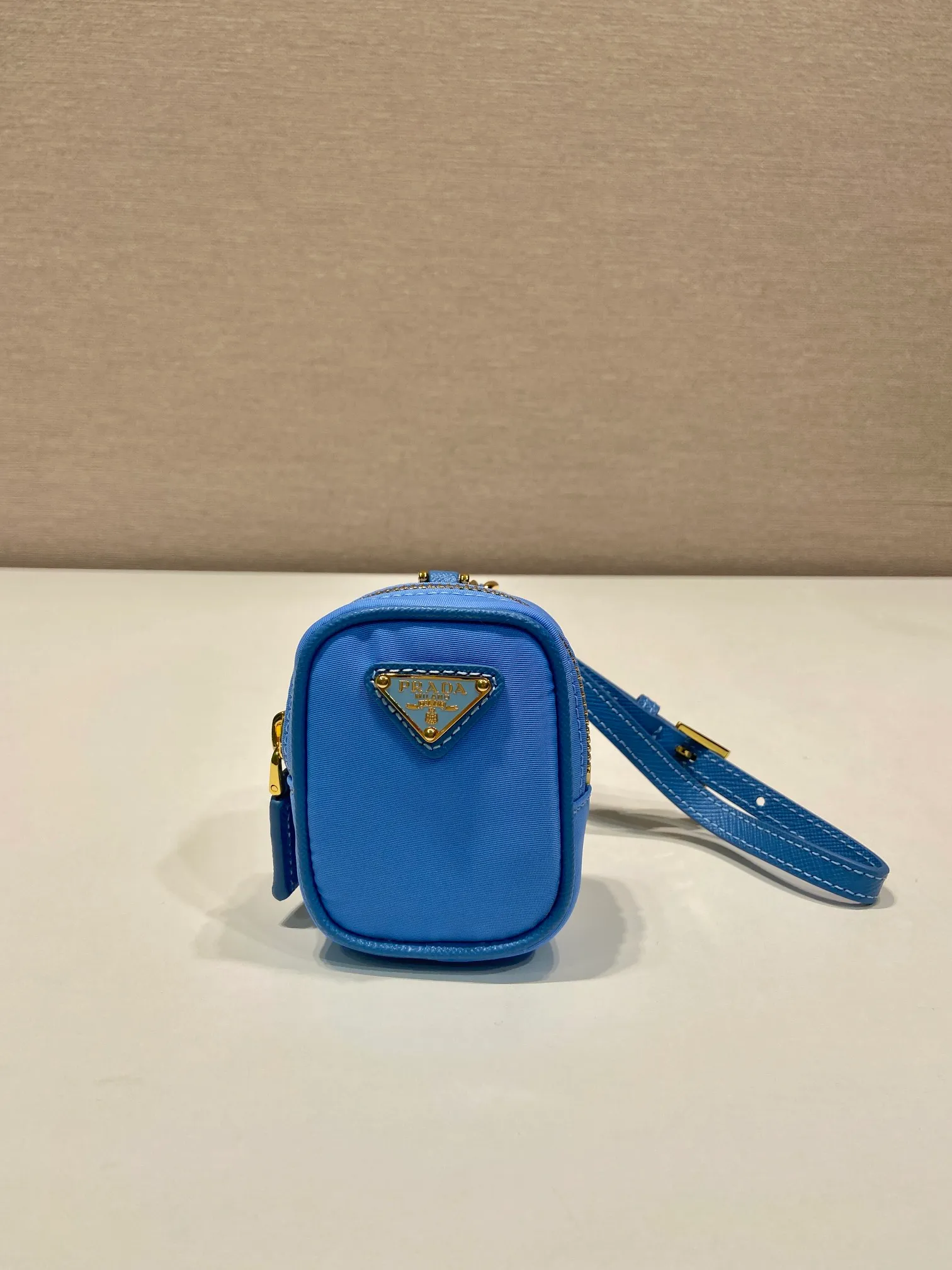 💰360🎉Mini small bag🎉1TT200 new product🎉🎉 This mini pouch is versatile in style and made of Re-Nylon. It cleverly combines practical regenerated nylon, a detachable leather wrist strap and gold-plated hardware. It can be hung on bags and waist bags for decoration. Cards/car keys🔑/lipstick💄/are all no problem. Babies, the pouch you have been longing for has arrived👏👏 Length 7.5x Height 6x Bottom 2.5cm👏👏👏🎉🎉🎉