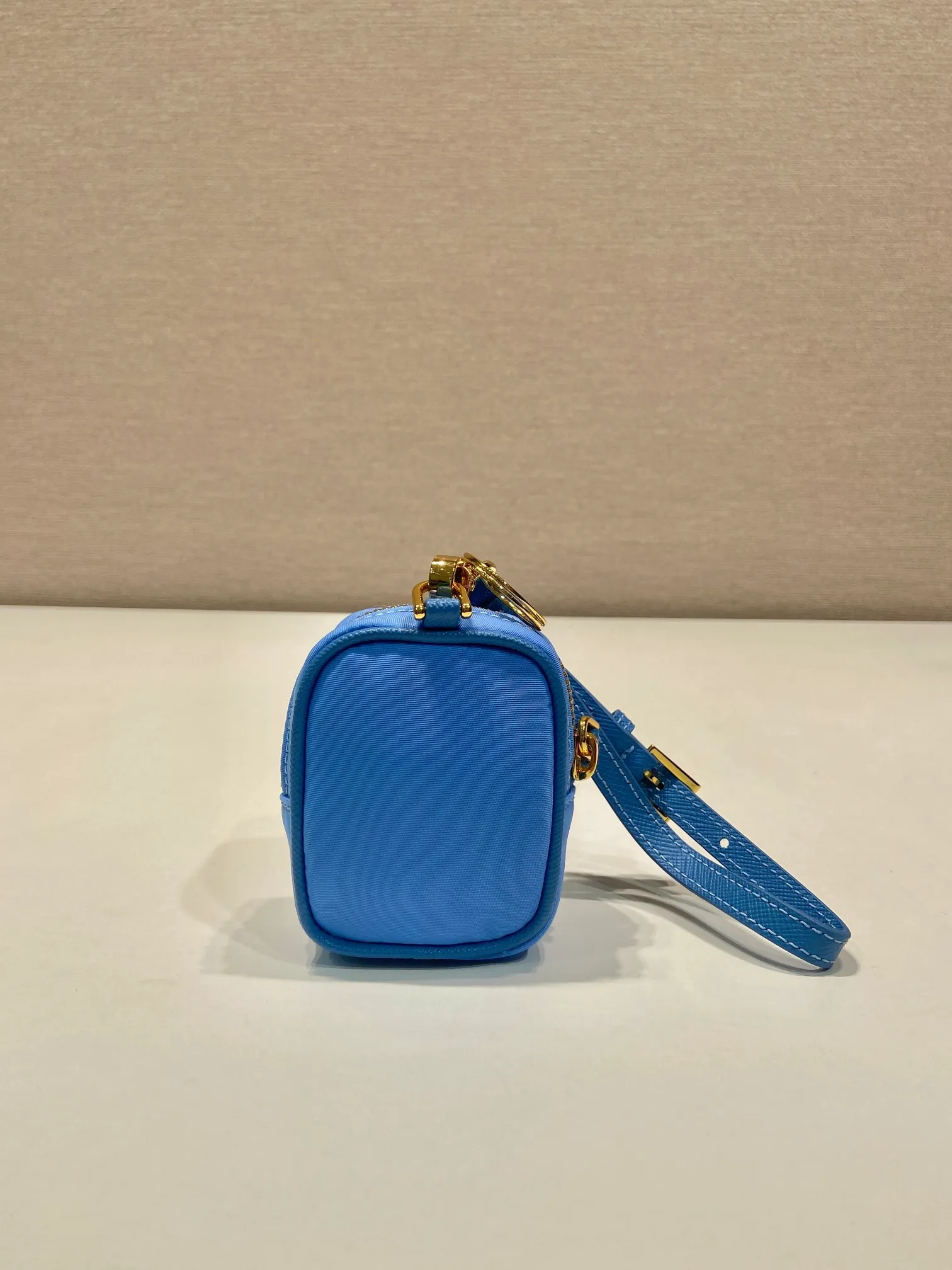 💰360🎉Mini small bag🎉1TT200 new product🎉🎉 This mini pouch is versatile in style and made of Re-Nylon. It cleverly combines practical regenerated nylon, a detachable leather wrist strap and gold-plated hardware. It can be hung on bags and waist bags for decoration. Cards/car keys🔑/lipstick💄/are all no problem. Babies, the pouch you have been longing for has arrived👏👏 Length 7.5x Height 6x Bottom 2.5cm👏👏👏🎉🎉🎉
