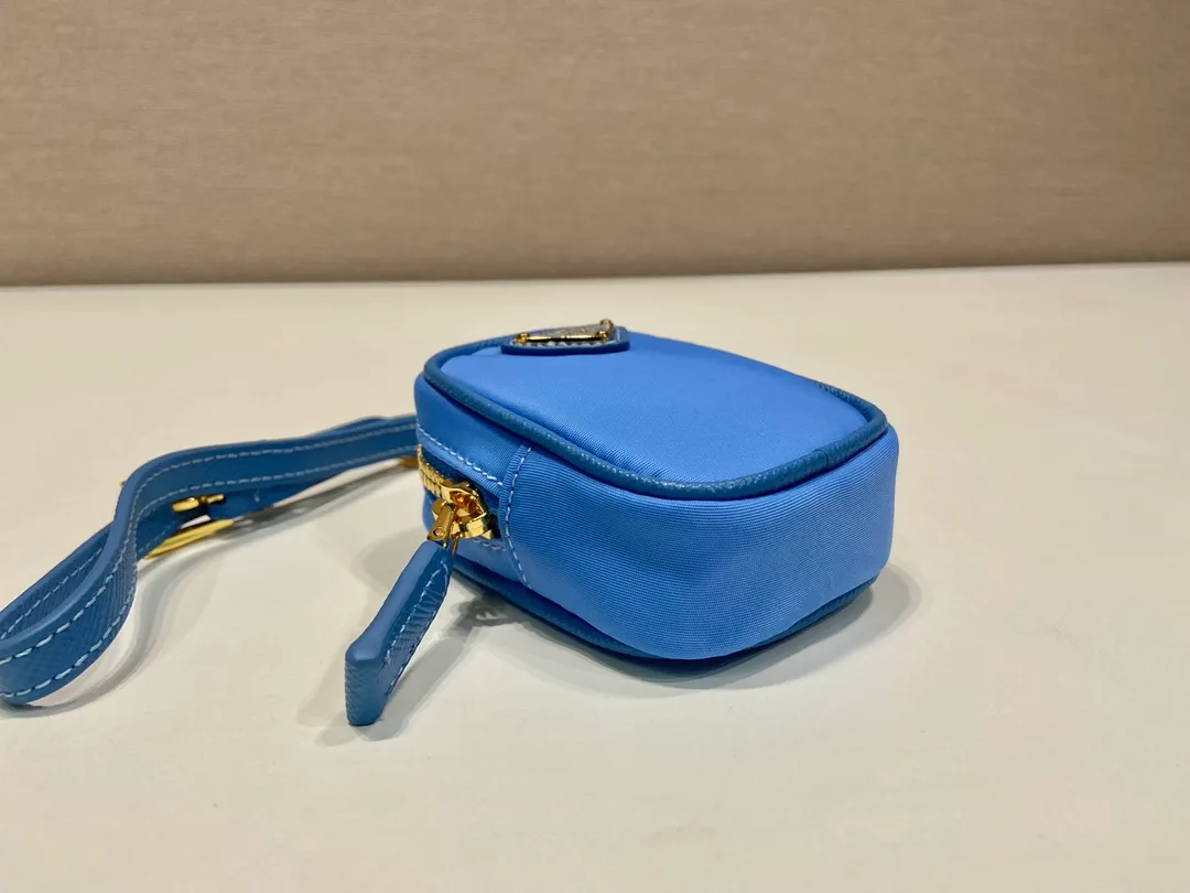 💰360🎉Mini small bag🎉1TT200 new product🎉🎉 This mini pouch is versatile in style and made of Re-Nylon. It cleverly combines practical regenerated nylon, a detachable leather wrist strap and gold-plated hardware. It can be hung on bags and waist bags for decoration. Cards/car keys🔑/lipstick💄/are all no problem. Babies, the pouch you have been longing for has arrived👏👏 Length 7.5x Height 6x Bottom 2.5cm👏👏👏🎉🎉🎉