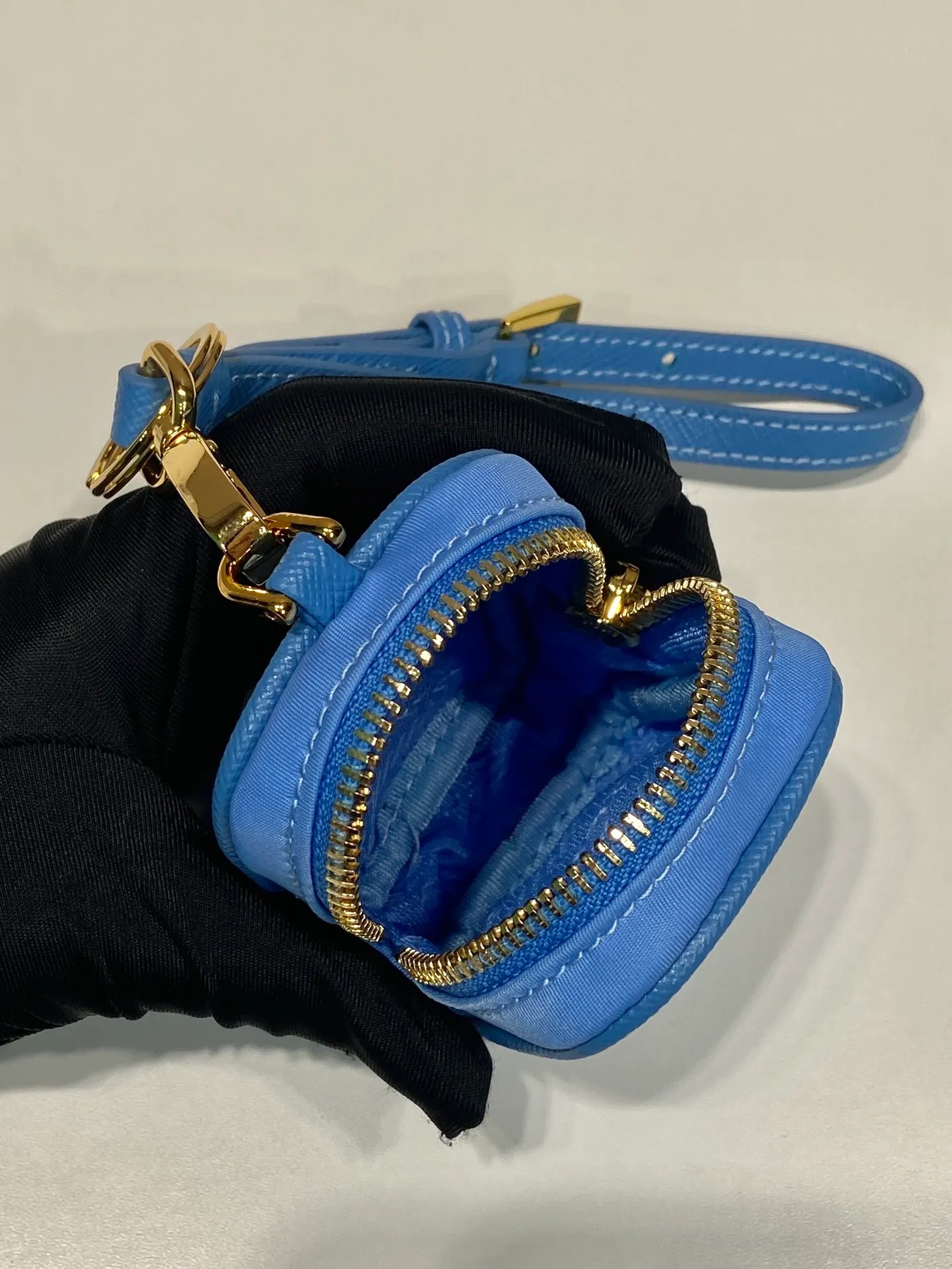 💰360🎉Mini small bag🎉1TT200 new product🎉🎉 This mini pouch is versatile in style and made of Re-Nylon. It cleverly combines practical regenerated nylon, a detachable leather wrist strap and gold-plated hardware. It can be hung on bags and waist bags for decoration. Cards/car keys🔑/lipstick💄/are all no problem. Babies, the pouch you have been longing for has arrived👏👏 Length 7.5x Height 6x Bottom 2.5cm👏👏👏🎉🎉🎉