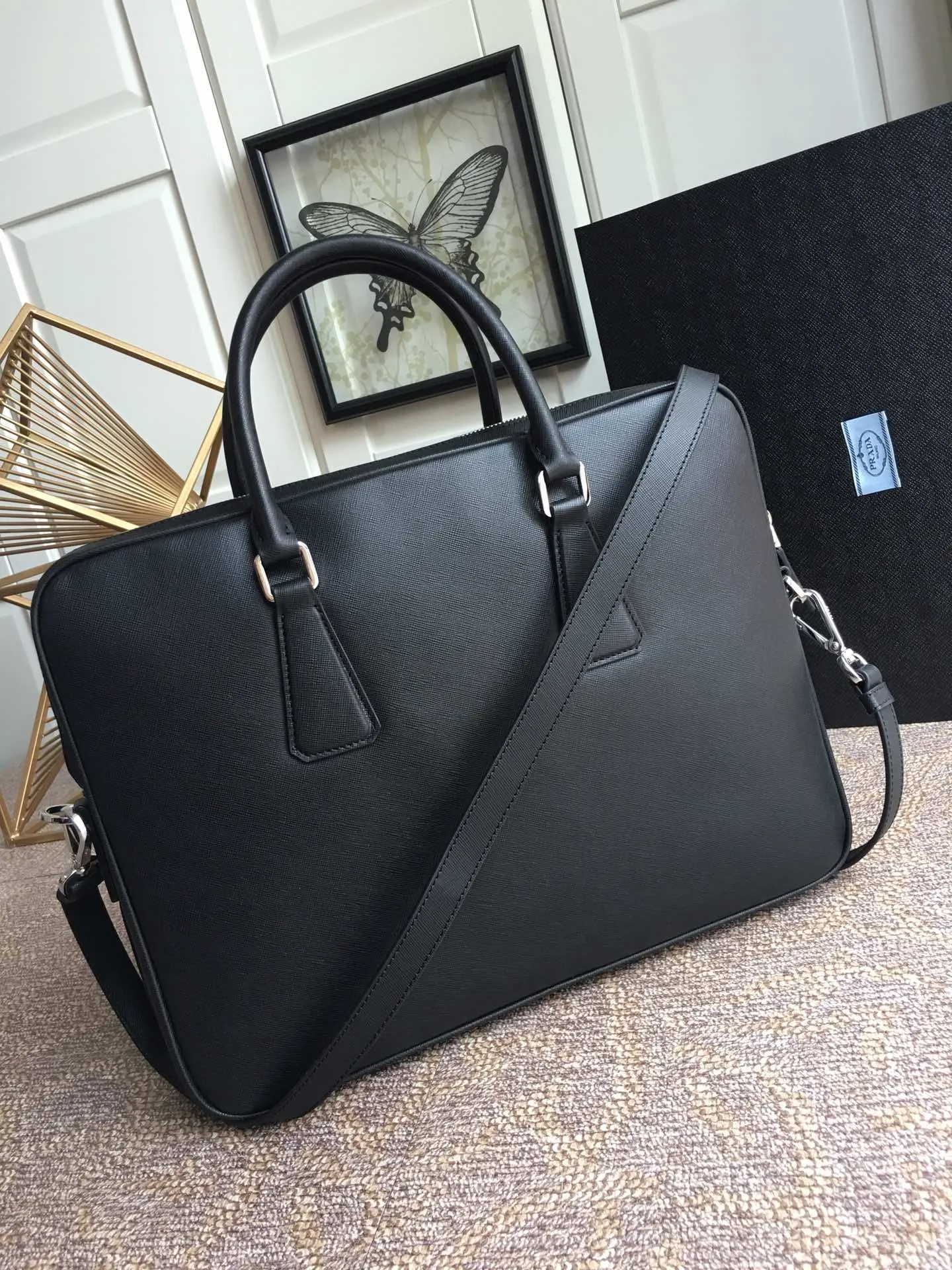 Exclusive debut 🎉🎉🎉, 2VE368G, made of original cross-grain cowhide with crocodile leather inlay in the middle, looking extra classy [strong][strong][strong], polished steel logo metal, single clip Layer design, one side bag/one zipper bag/two mobile phone pockets, lightweight and practical, the best for men😘, 175 OEM code, length 36x height 28x bottom 4cm, 💰2100