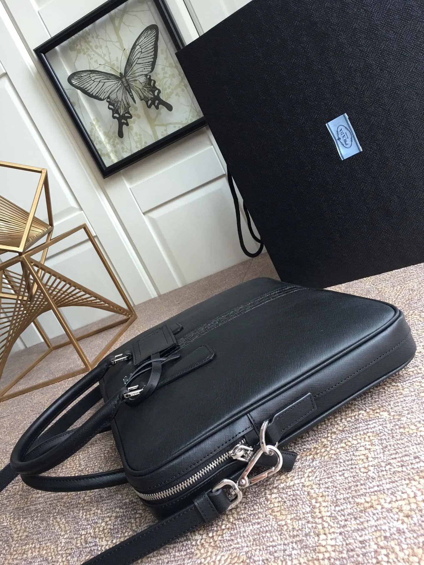 Exclusive debut 🎉🎉🎉, 2VE368G, made of original cross-grain cowhide with crocodile leather inlay in the middle, looking extra classy [strong][strong][strong], polished steel logo metal, single clip Layer design, one side bag/one zipper bag/two mobile phone pockets, lightweight and practical, the best for men😘, 175 OEM code, length 36x height 28x bottom 4cm, 💰2100