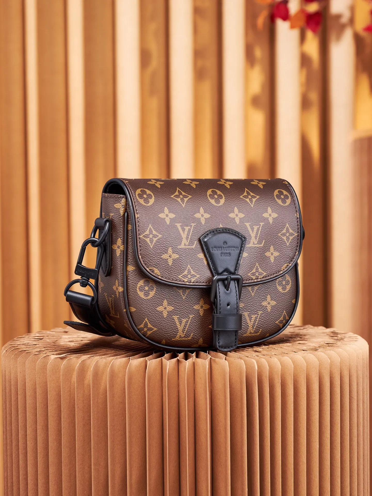 P¥700👉nfc dynamic chip version👈【Top inspection-free all-steel hardware】This Montsouris small messenger bag is made of Monogram Macassar coated canvas to create ample space, making it a perfect choice for daily travel. The retro structure and leather shoulder strap can also be easily worn in formal occasions. Monogram Macassar coated canvas - cow leather trim - fabric lining - metal hardware - main compartment - magnetic flap closure - interior patch pocket - shoulder strap: removable and adjustable! ! Model: M47060; Size: 20x17x7CM