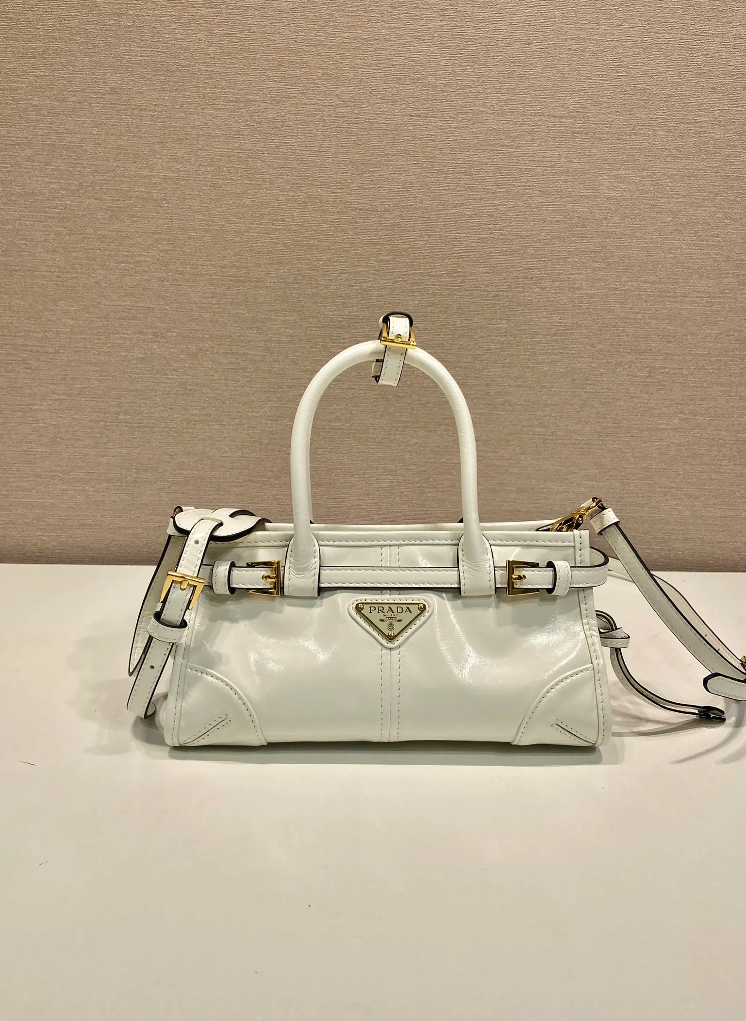 💰1500🎉Softlux oil wax skin🎉1BA486 mini size🎉🎉 This mini hand-held crossbody bag is made of imported waxed leather. The shiny color exudes a classic atmosphere. It is equipped with a detachable and adjustable long shoulder strap. It can be worn cross-body, hand-held or shoulder strap to meet all carrying methods. It has a very large capacity and is easy to use. It is definitely a must-have for fashionistas. It is small in size and is really cute. Hurry up and take this retro style handbag home! Length 23.5 Height 12x Bottom 9cm🎉🎉🎉👏👏👏