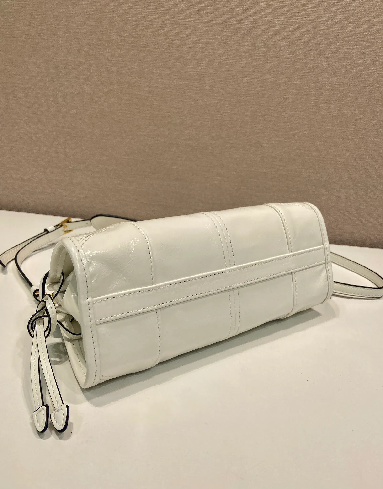 💰1500🎉Softlux oil wax skin🎉1BA486 mini size🎉🎉 This mini hand-held crossbody bag is made of imported waxed leather. The shiny color exudes a classic atmosphere. It is equipped with a detachable and adjustable long shoulder strap. It can be worn cross-body, hand-held or shoulder strap to meet all carrying methods. It has a very large capacity and is easy to use. It is definitely a must-have for fashionistas. It is small in size and is really cute. Hurry up and take this retro style handbag home! Length 23.5 Height 12x Bottom 9cm🎉🎉🎉👏👏👏