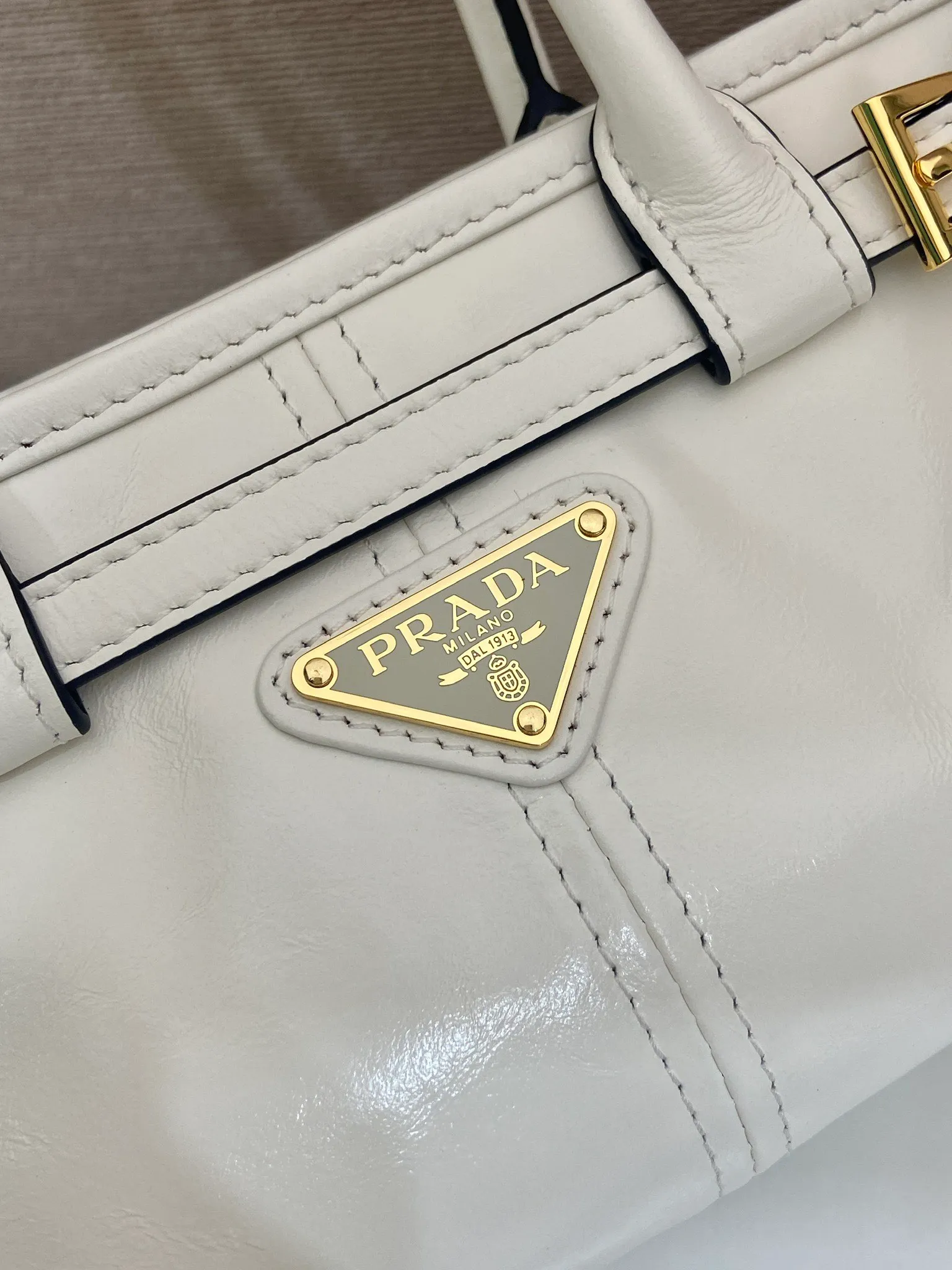 💰1500🎉Softlux oil wax skin🎉1BA486 mini size🎉🎉 This mini hand-held crossbody bag is made of imported waxed leather. The shiny color exudes a classic atmosphere. It is equipped with a detachable and adjustable long shoulder strap. It can be worn cross-body, hand-held or shoulder strap to meet all carrying methods. It has a very large capacity and is easy to use. It is definitely a must-have for fashionistas. It is small in size and is really cute. Hurry up and take this retro style handbag home! Length 23.5 Height 12x Bottom 9cm🎉🎉🎉👏👏👏