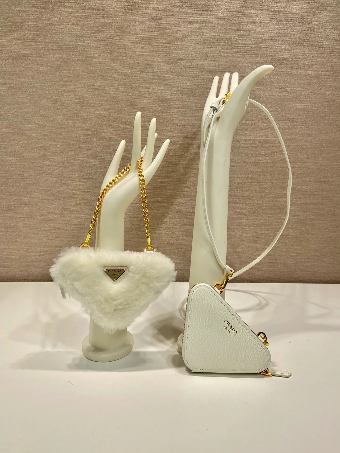 💰920🎉Gemini triangle bag🎉1NR015 new product😘Goat wool This two-in-one twin bag has a very unique design and can be disassembled into 2 bags🎉🎉. The body of the bag is made of goat hair, which is perfect🎉🎉. One can be carried by hand and the other can be worn as a crossbody. It can also be combined😘😘Another hot new product🎉 If you like babies, hurry up and get it🎉🎉 Length 15x height 10x bottom 5cm🎉🎉🎉👏👏👏