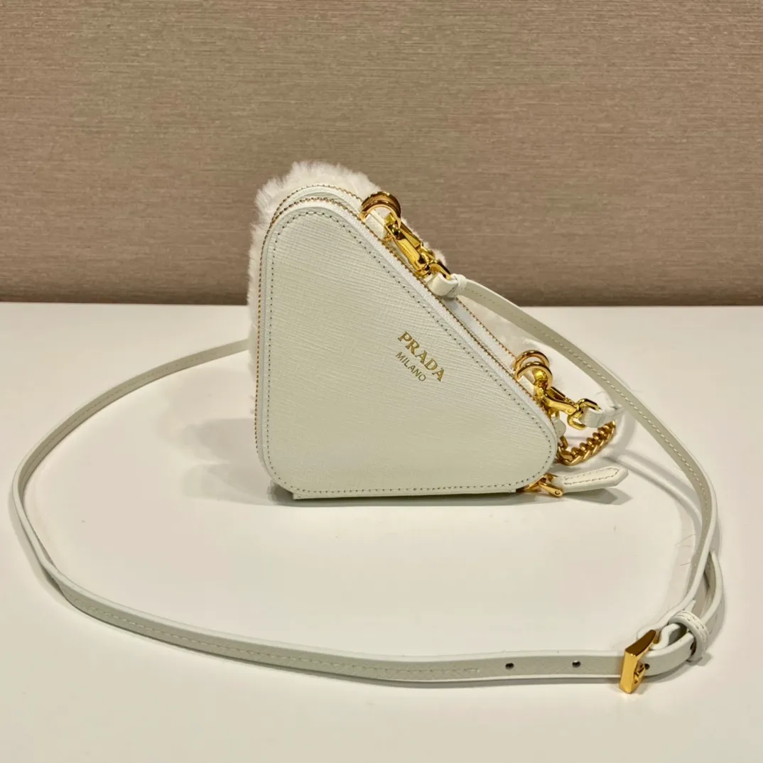 💰920🎉Gemini triangle bag🎉1NR015 new product😘Goat wool This two-in-one twin bag has a very unique design and can be disassembled into 2 bags🎉🎉. The body of the bag is made of goat hair, which is perfect🎉🎉. One can be carried by hand and the other can be worn as a crossbody. It can also be combined😘😘Another hot new product🎉 If you like babies, hurry up and get it🎉🎉 Length 15x height 10x bottom 5cm🎉🎉🎉👏👏👏