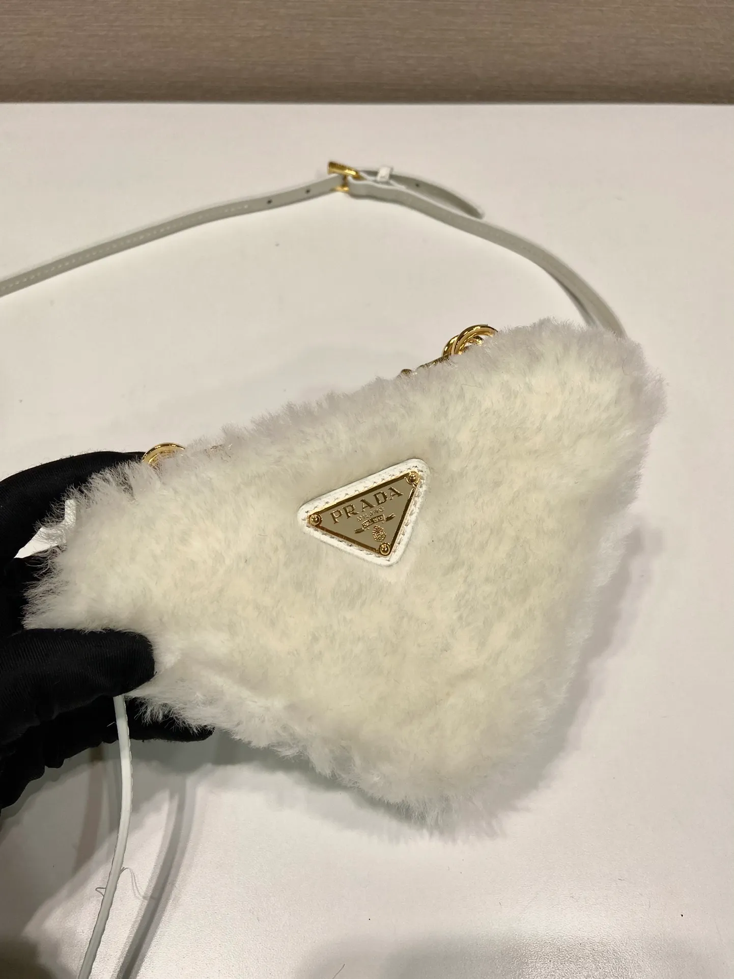 💰920🎉Gemini triangle bag🎉1NR015 new product😘Goat wool This two-in-one twin bag has a very unique design and can be disassembled into 2 bags🎉🎉. The body of the bag is made of goat hair, which is perfect🎉🎉. One can be carried by hand and the other can be worn as a crossbody. It can also be combined😘😘Another hot new product🎉 If you like babies, hurry up and get it🎉🎉 Length 15x height 10x bottom 5cm🎉🎉🎉👏👏👏