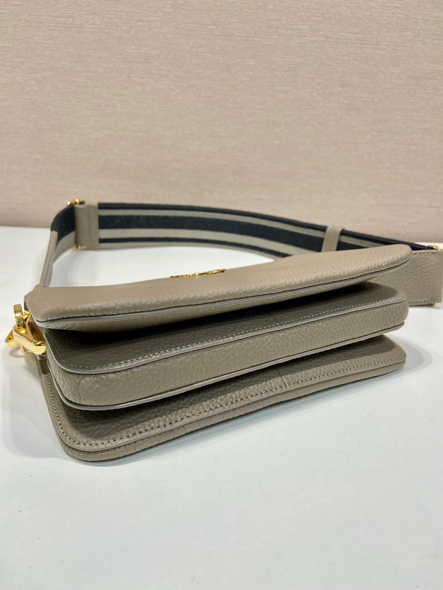 💰1640🎉New style🎉1BH194🎉Three-layer bag🎉 This single shoulder strap is made of imported deerskin grain cowhide, with a long fabric shoulder strap and adjustable design. The shape composed of 3 small bags is so perfect😘, with many compartments, it can be matched with any kind of clothing😘, it has large capacity and feels super soft🎉Hurry up and get it🎉 Length 23x Height 14x Bottom 6.5cm