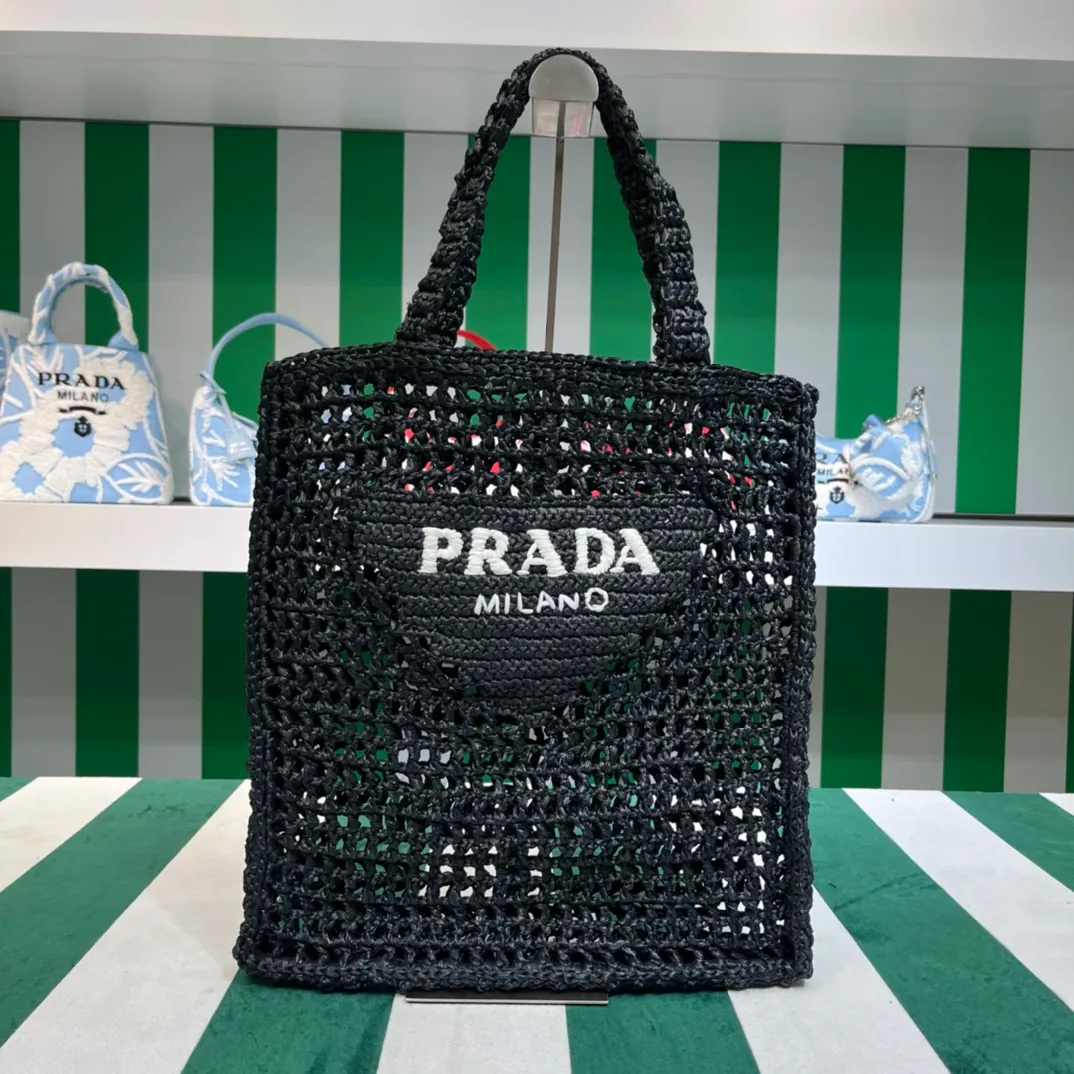 💰1160 Raffia Upgraded Version/Black🎱 𝗣𝗿'𝗮𝗱𝗮Raffia Fiber Tote Bag Made of high-quality imported raffia🌿 Purely handmade! Every craftsman makes it with care and crochets it stitch by stitch! How can summer outings, picnics, and photo shoots be complete without a beautiful, lightweight and chic straw bag? 393 Size: 36×4×38cm