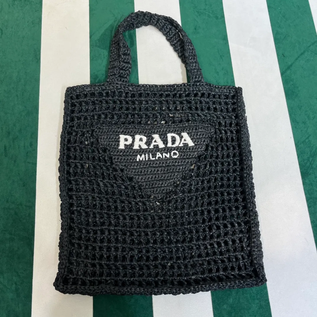 💰1160 Raffia Upgraded Version/Black🎱 𝗣𝗿'𝗮𝗱𝗮Raffia Fiber Tote Bag Made of high-quality imported raffia🌿 Purely handmade! Every craftsman makes it with care and crochets it stitch by stitch! How can summer outings, picnics, and photo shoots be complete without a beautiful, lightweight and chic straw bag? 393 Size: 36×4×38cm