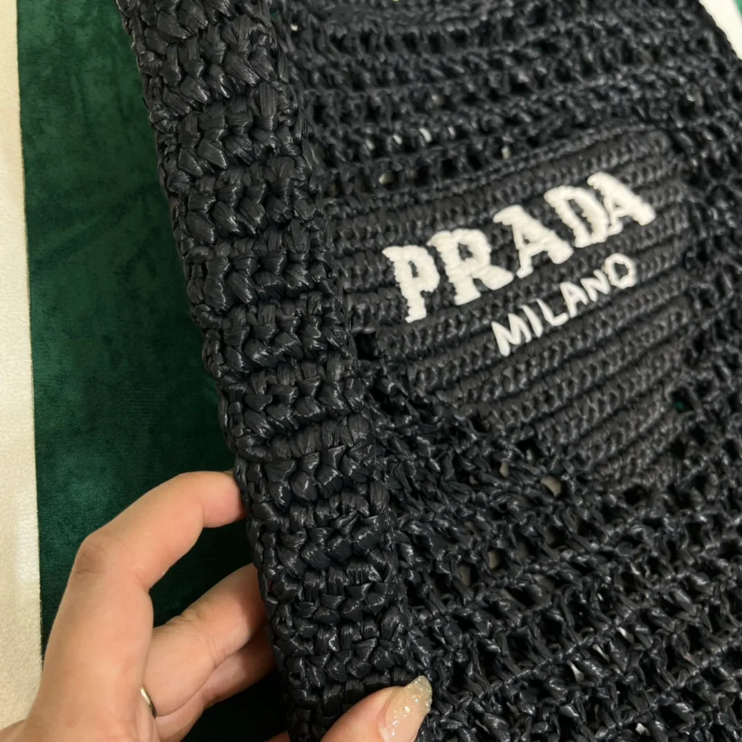 💰1160 Raffia Upgraded Version/Black🎱 𝗣𝗿'𝗮𝗱𝗮Raffia Fiber Tote Bag Made of high-quality imported raffia🌿 Purely handmade! Every craftsman makes it with care and crochets it stitch by stitch! How can summer outings, picnics, and photo shoots be complete without a beautiful, lightweight and chic straw bag? 393 Size: 36×4×38cm