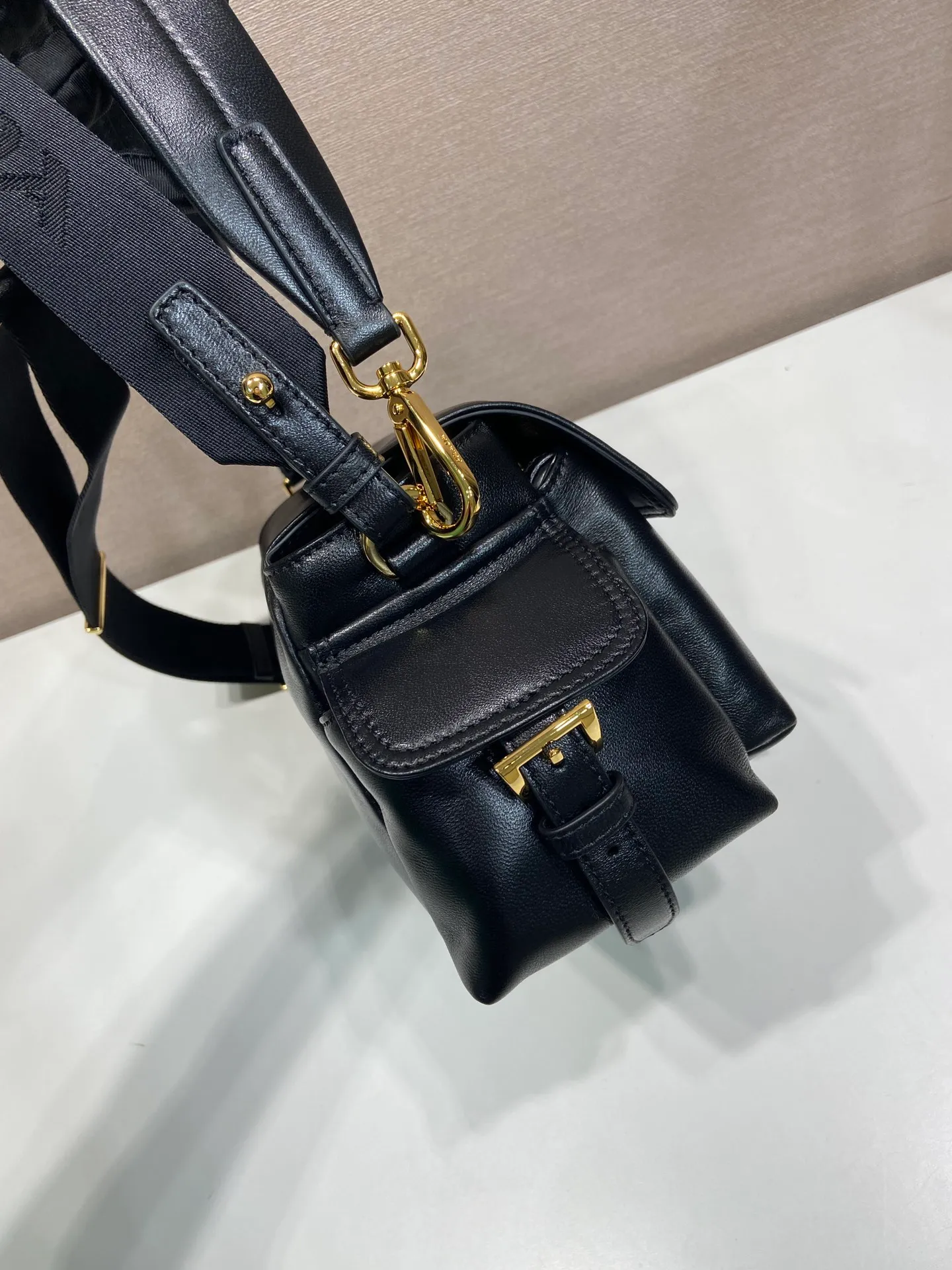 💰1700🎉New messenger bag🎉1BD394 sheepskin🎉🎉 This handbag perfectly combines sophistication and functionality, and is made of imported lambskin. It has a soft silhouette and multiple pockets. Combining sporty and versatile elements, the lightweight and practical design features an enameled triangle metal logo and leather details. Equipped with 2 detachable shoulder straps, large capacity, perfect, and a popular style that will never go out of style. The large size is suitable for both men and women, so hurry up and get it🎉🎉 Length 30x Height 14x Bottom 10cm🎉🎉🎉💰💰💰