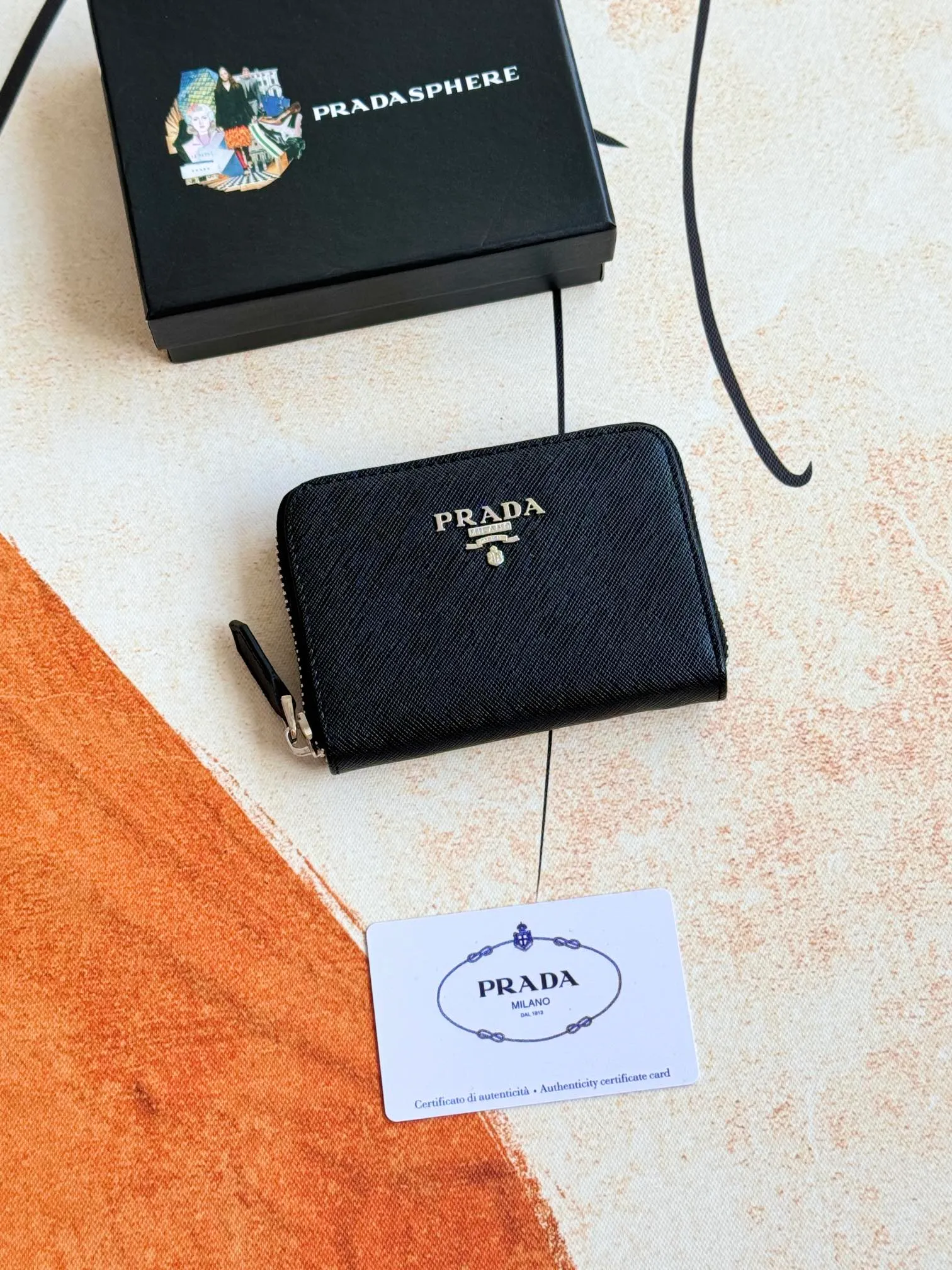 💰140💰 Comes with box PRADA’s popular genuine pickup bag [love] latest style in the counter, official website synchronization, genuine development, model 2MC553 #Color: black/pictured inner code 224 OEM code💋 Cross-grain cowhide texture is excellent, imported thread lining, exquisite and even routing, smooth oil edges, exquisite workmanship, size: 12/9/2.5cm with original packaging box Card]