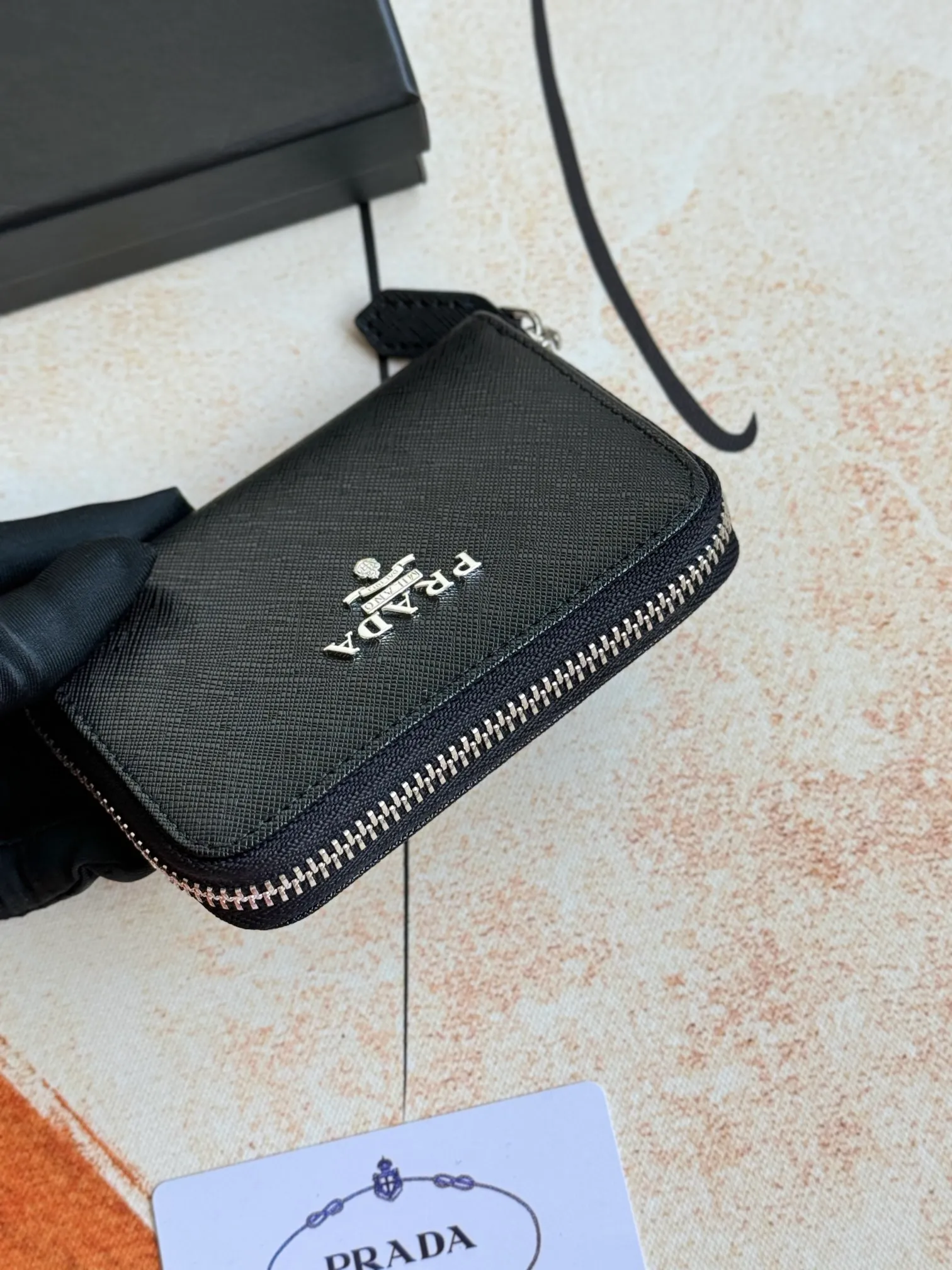 💰140💰 Comes with box PRADA’s popular genuine pickup bag [love] latest style in the counter, official website synchronization, genuine development, model 2MC553 #Color: black/pictured inner code 224 OEM code💋 Cross-grain cowhide texture is excellent, imported thread lining, exquisite and even routing, smooth oil edges, exquisite workmanship, size: 12/9/2.5cm with original packaging box Card]