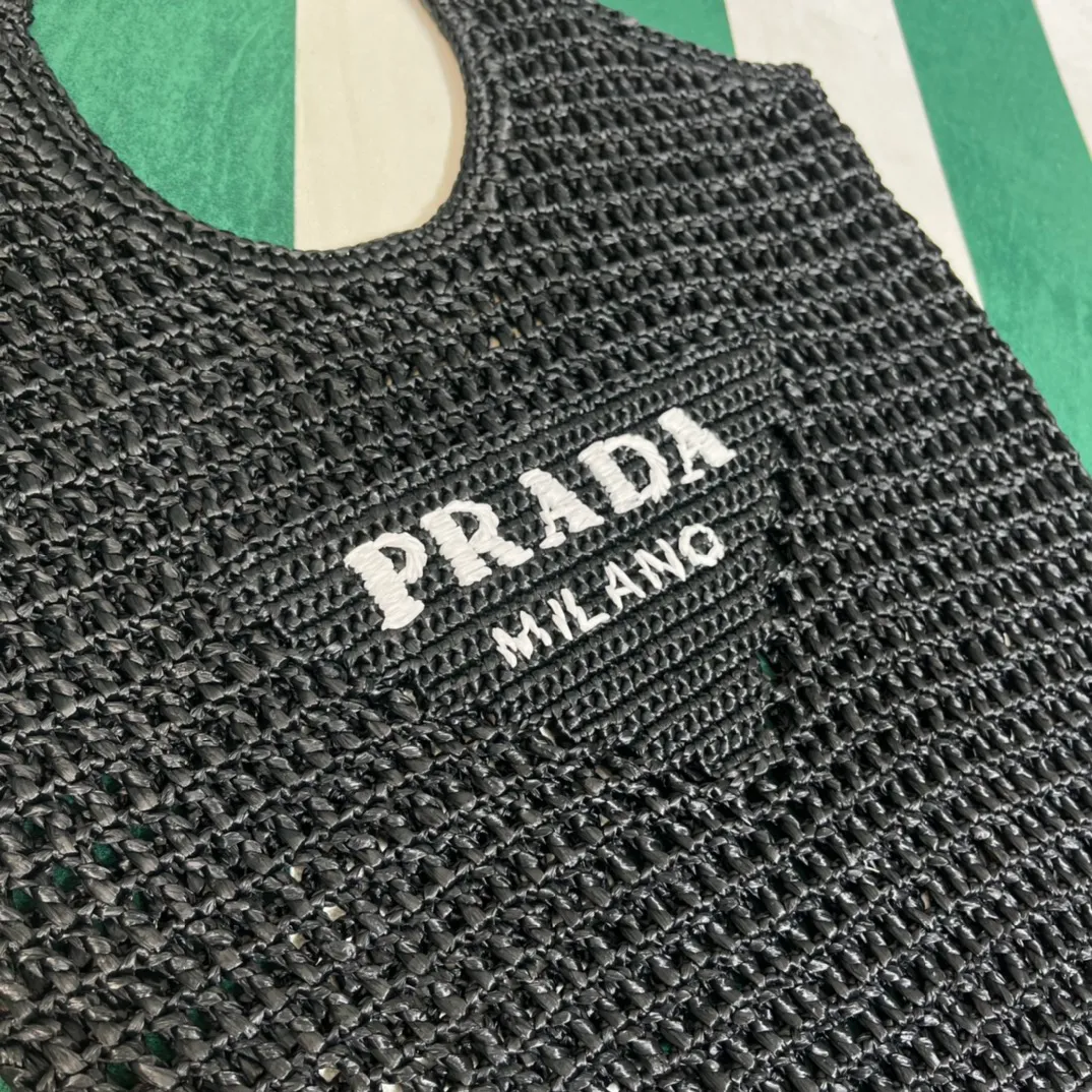 💰1360 {Black｝🎱 Prad* new hollow straw tote! Full of artistic atmosphere ~ The raffia weave is very solid and has a great texture. ♡ It can be paired with personal clothes every day. The natural style design makes it seem like it can breathe💭 If you like the baby, quickly add it to the harem. Carry an exclusive style that will not go out of style for several years🌱1BG424 Size: Height 45x Width 51cm
