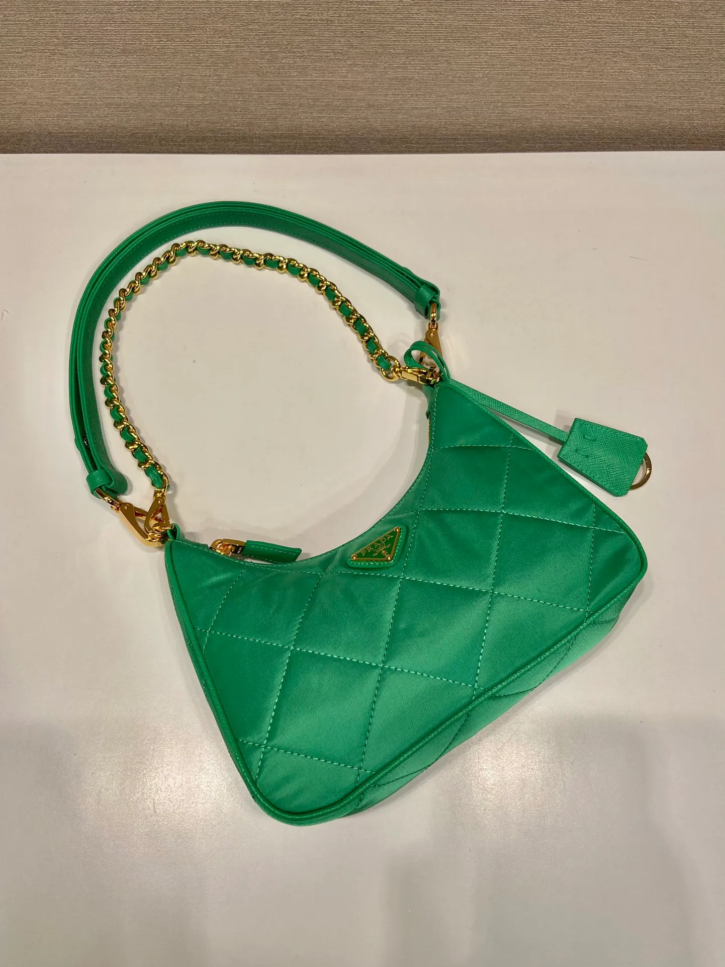 💰1000🎉Embroidered plaid Hobo🎉1BC204 handbag/underarm bag/crossbody bag This Hobo handbag/armpit bag/crossbody bag is very functional and can be used for three purposes in one bag. It is perfect🎉🎉 Made of imported nylon fabric/imported cross-grain cowhide, complex hand-made rhombus stitch pattern, equipped with detachable iron, and the leather shoulder strap can be adjusted and switched at any time😘😘The upper body effect is beautiful, convenient and practical🎉🎉Hurry up and get it👏 Length 23x Height 16x Bottom 6.5cm🎉🎉🎉👏👏👏