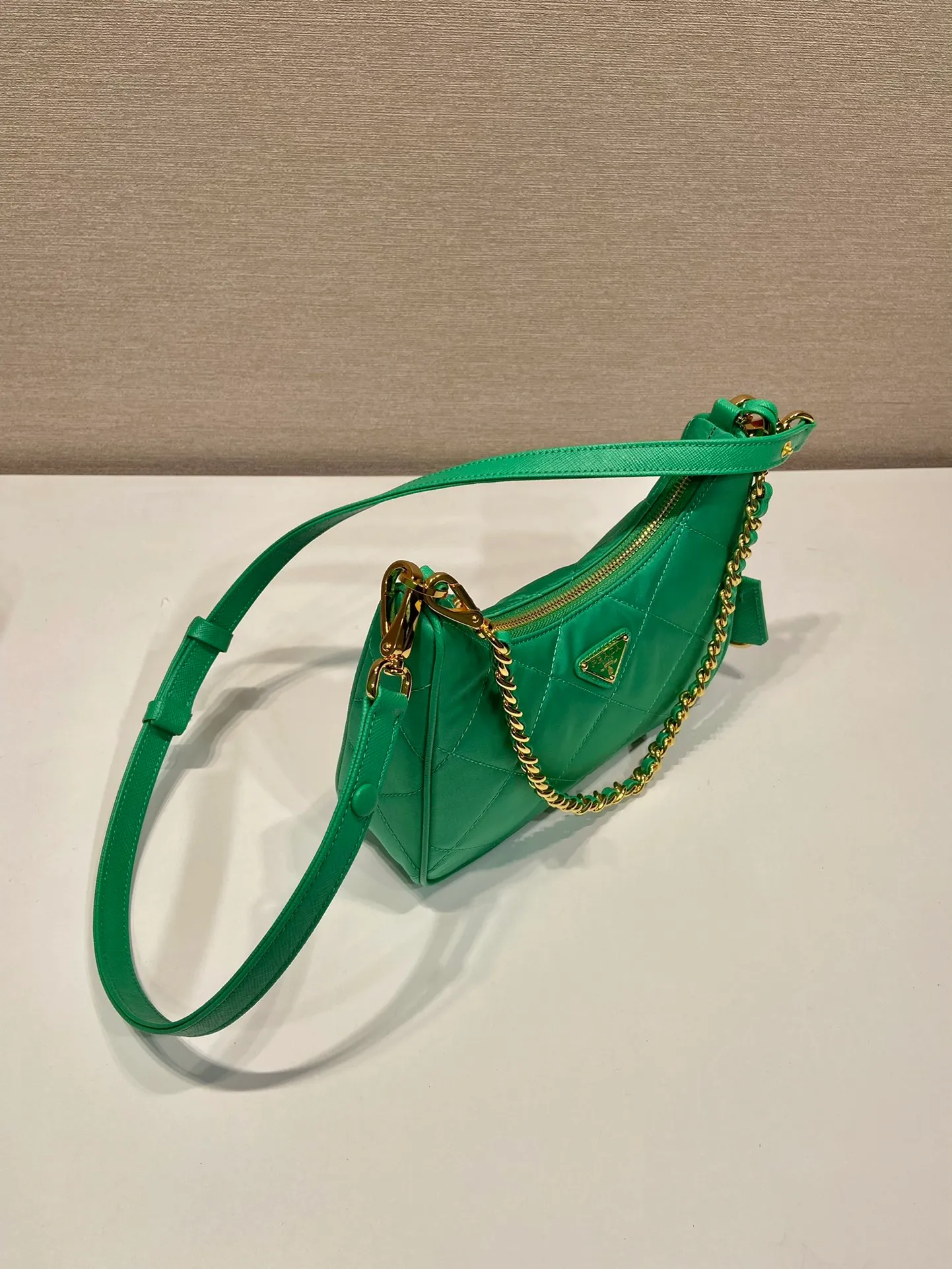 💰1000🎉Embroidered plaid Hobo🎉1BC204 handbag/underarm bag/crossbody bag This Hobo handbag/armpit bag/crossbody bag is very functional and can be used for three purposes in one bag. It is perfect🎉🎉 Made of imported nylon fabric/imported cross-grain cowhide, complex hand-made rhombus stitch pattern, equipped with detachable iron, and the leather shoulder strap can be adjusted and switched at any time😘😘The upper body effect is beautiful, convenient and practical🎉🎉Hurry up and get it👏 Length 23x Height 16x Bottom 6.5cm🎉🎉🎉👏👏👏