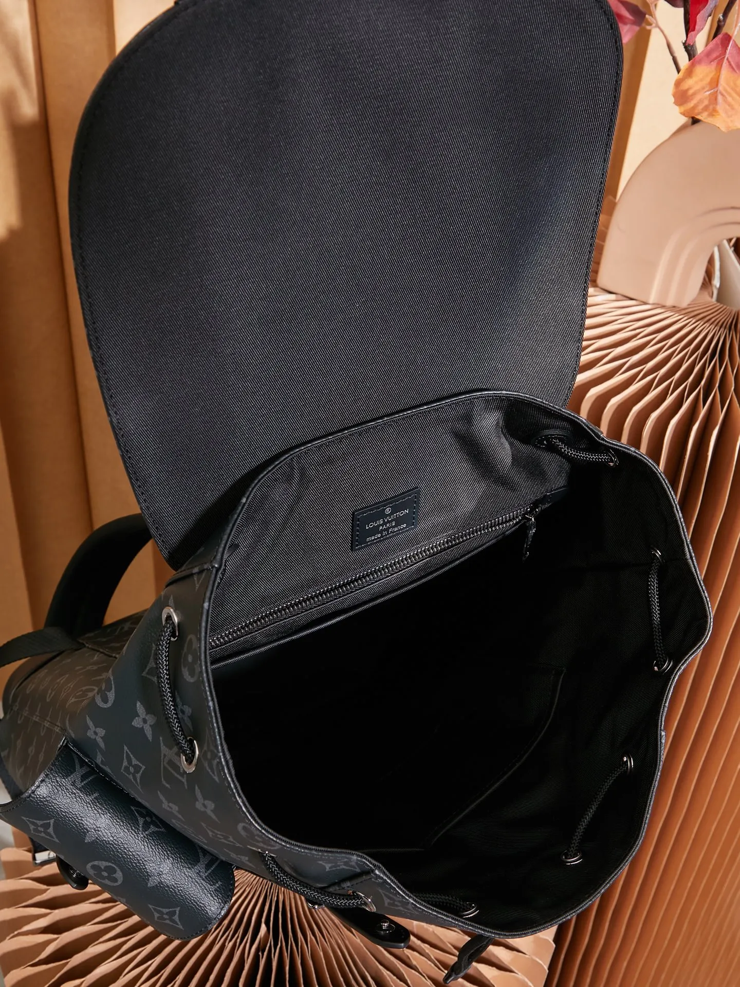 P¥960👉nfc163C01 dynamic chip version👈【Top inspection-free all-steel hardware】𝐂𝐇𝐑𝐈𝐒𝐓𝐎𝐏𝐇𝐄𝐑 Backpack M43735 Black Flower French original leather🇫🇷Pure steel hardware Size: 38*44*12.5cm A unisex backpack, a daily bag that is very suitable for outdoor use. Its attractive design style is quite tasteful and can easily meet the daily travel capacity. It can hold laptops, books, documents, etc., and the flap closure snaps and drawstrings are more layered and retro. It is an almost versatile bag shape! This model has a high utilization rate and is a must-have for daily commuting and traveling. It doesn’t matter how tall you are!