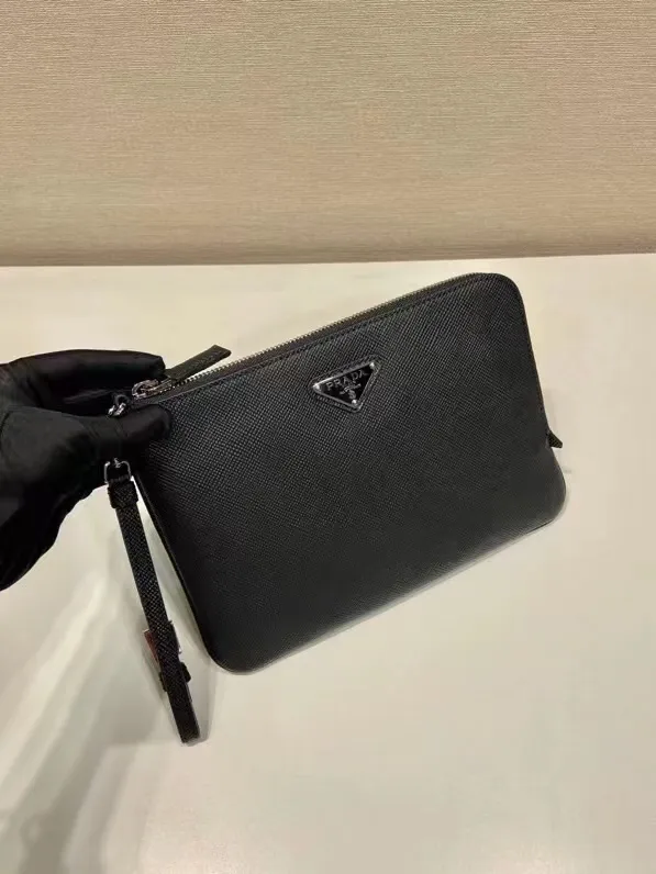 ¥560 🎉New style handbag🎉2NH024 small size🎉🎉 This men's handbag is made of cross grain cowhide. Equipped with a detachable handle strap and a 7-character pull design. Simple and elegant super slim model, light and practical, if you like it, hurry up and get it🎉🎉 Length 24x Height 17cm🎉🎉🎉👏👏👏
