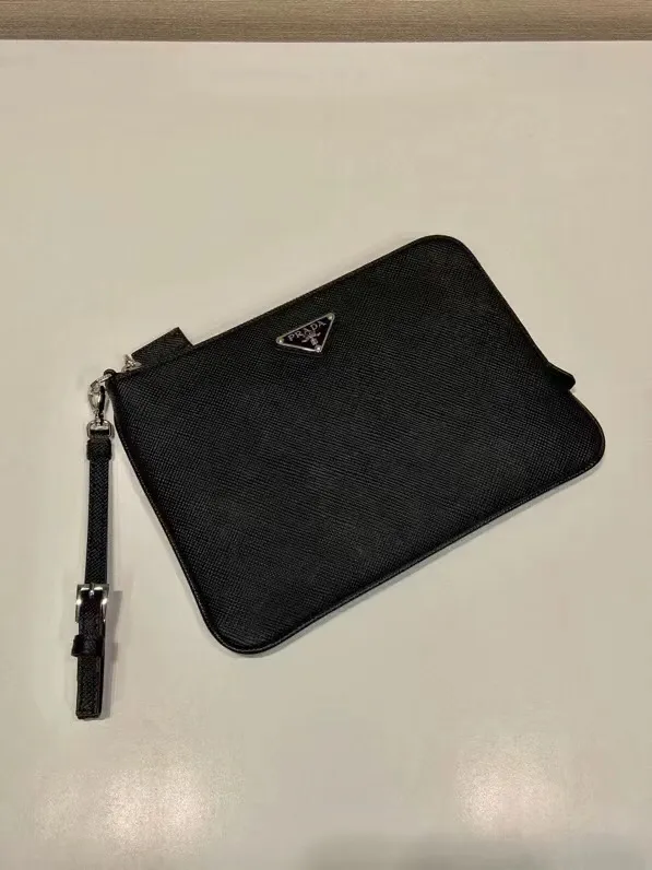 ¥560 🎉New style handbag🎉2NH024 small size🎉🎉 This men's handbag is made of cross grain cowhide. Equipped with a detachable handle strap and a 7-character pull design. Simple and elegant super slim model, light and practical, if you like it, hurry up and get it🎉🎉 Length 24x Height 17cm🎉🎉🎉👏👏👏