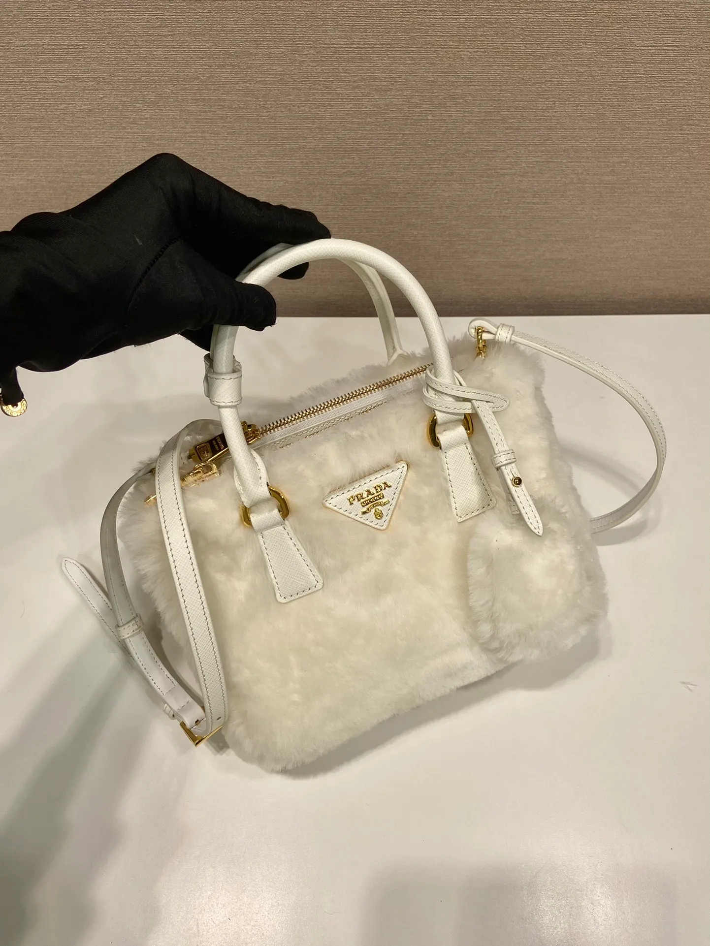 💰1700🎉Killer fur bag🎉1BA906 mini goat hair🎉🎉 This mini killer fur bag is made of imported goat hair and comes with a detachable long shoulder strap that can be carried by hand. What I love most is that there is a small pendant hanging on the shoulder strap. It has an extra touch of sexiness and is lined with sheepskin. It’s so beautiful🎉🎉Simple and fashionable😃 A must-have in winter, I like it for babies. Get it now. Length 20x height 15x base 9.5cm🎉🎉🎉