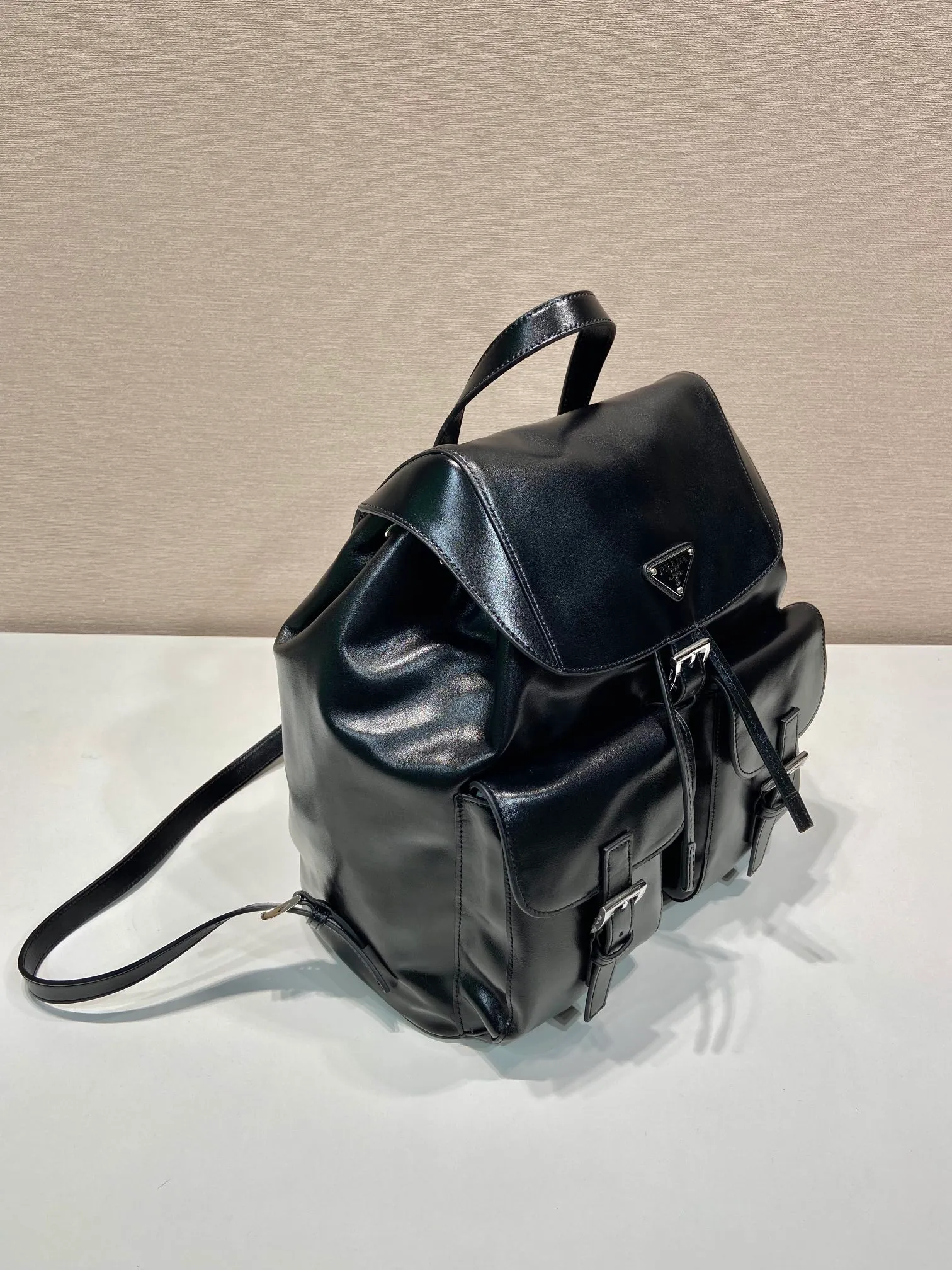 💰1900🎉New Backpack🎉1BZ811B Oiled Waxed Leather🎉🎉 This classic backpack is made of imported oiled waxed calfskin and decorated with a triangle logo, highlighting its fashionable and elegant charm. Flap design with 2 flap pockets on the front. Large capacity space. Fashionable and practical, the upper body effect is super stylish, and it can be matched casually😘😘 Length 30x height 32x bottom 15cm👏👏👏💰💰💰