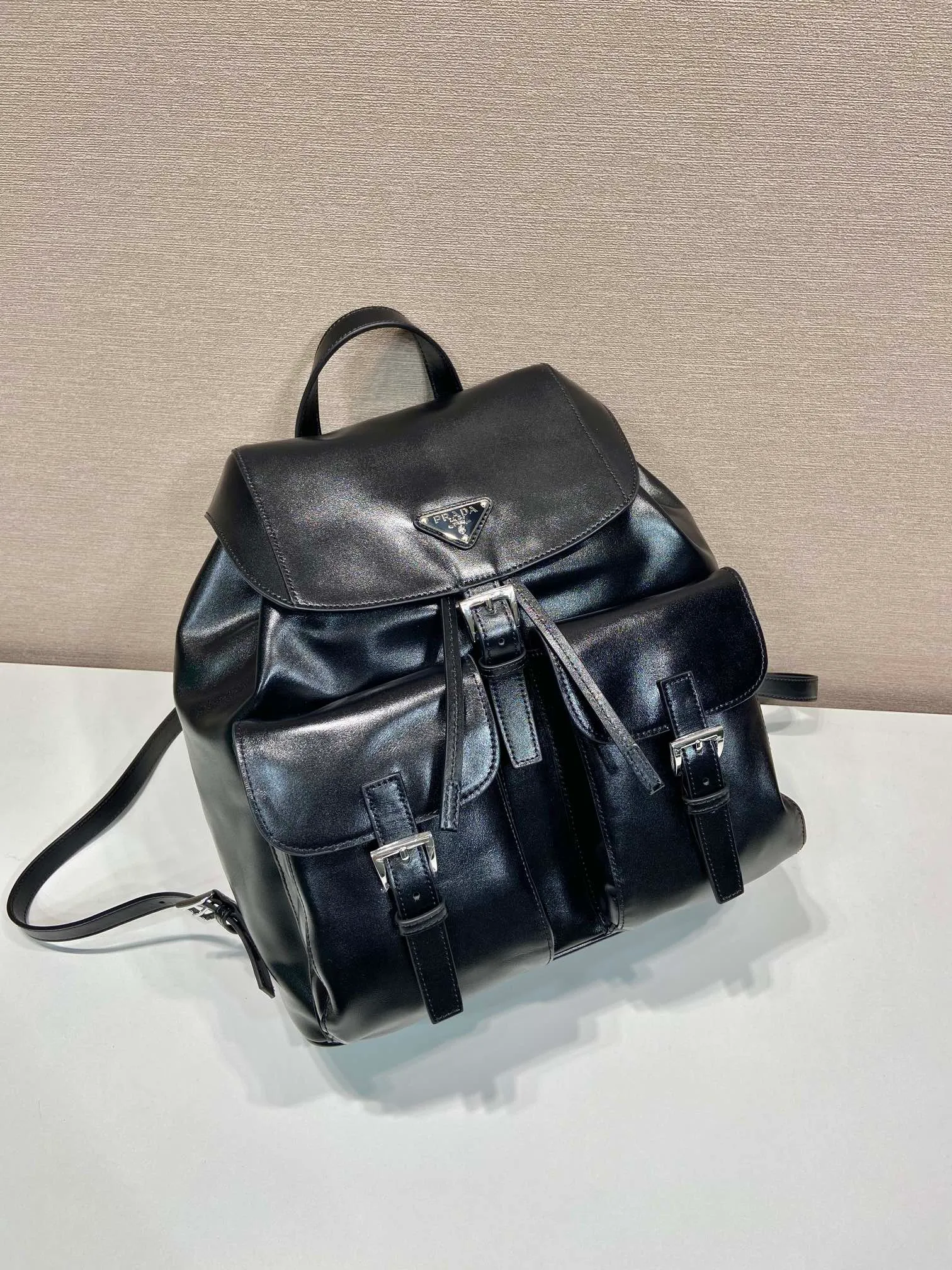 💰1900🎉New Backpack🎉1BZ811B Oiled Waxed Leather🎉🎉 This classic backpack is made of imported oiled waxed calfskin and decorated with a triangle logo, highlighting its fashionable and elegant charm. Flap design with 2 flap pockets on the front. Large capacity space. Fashionable and practical, the upper body effect is super stylish, and it can be matched casually😘😘 Length 30x height 32x bottom 15cm👏👏👏💰💰💰